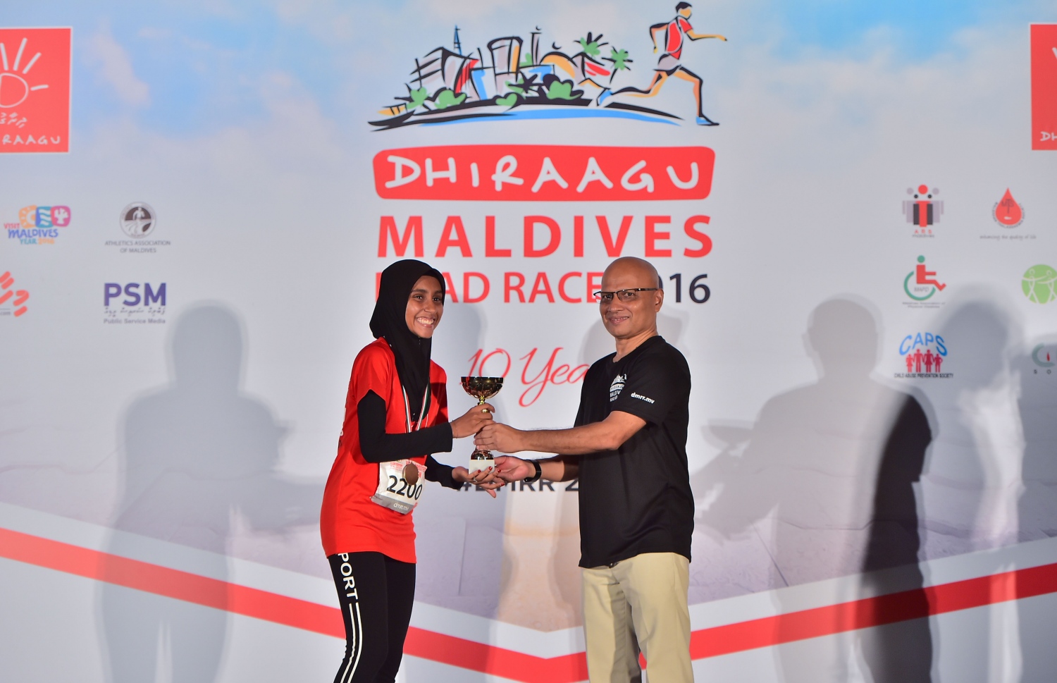 ހުޅުމާލެ: ނޮވެމްބަރު 11، 2016- ކޮންމެ އަހަރަކު ދިރާގުން ބާއްވާ ރޯޑް ރޭހުގައި ވަނަތަކަށް އައި މީހުންނަށް އިނާމު ދިނުން: މި ފަހަރު ގާތްގަނޑަކަށް 3،000 މީހުން މި އިވެންޓުގައި ދުވި.---ފޮޓޯ: މުހައްމަދު ޝަރުހާން/މިހާރު