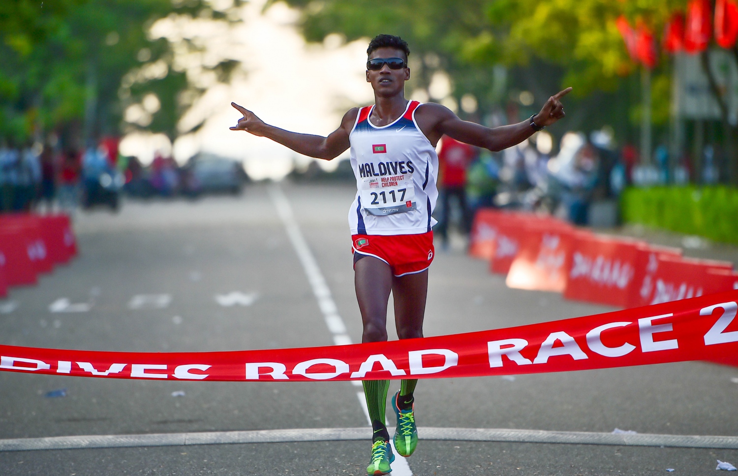 ފަޒީލް ދިރާގު ރޯޑް ރޭސް ނިންމަނީ: އޭނާ ރެކޯޑް ހެދީ މި ރޭހުގައި. --ފޮޓޯ: މުހައްމަދު ޝަރުހާން/ މިހާރު