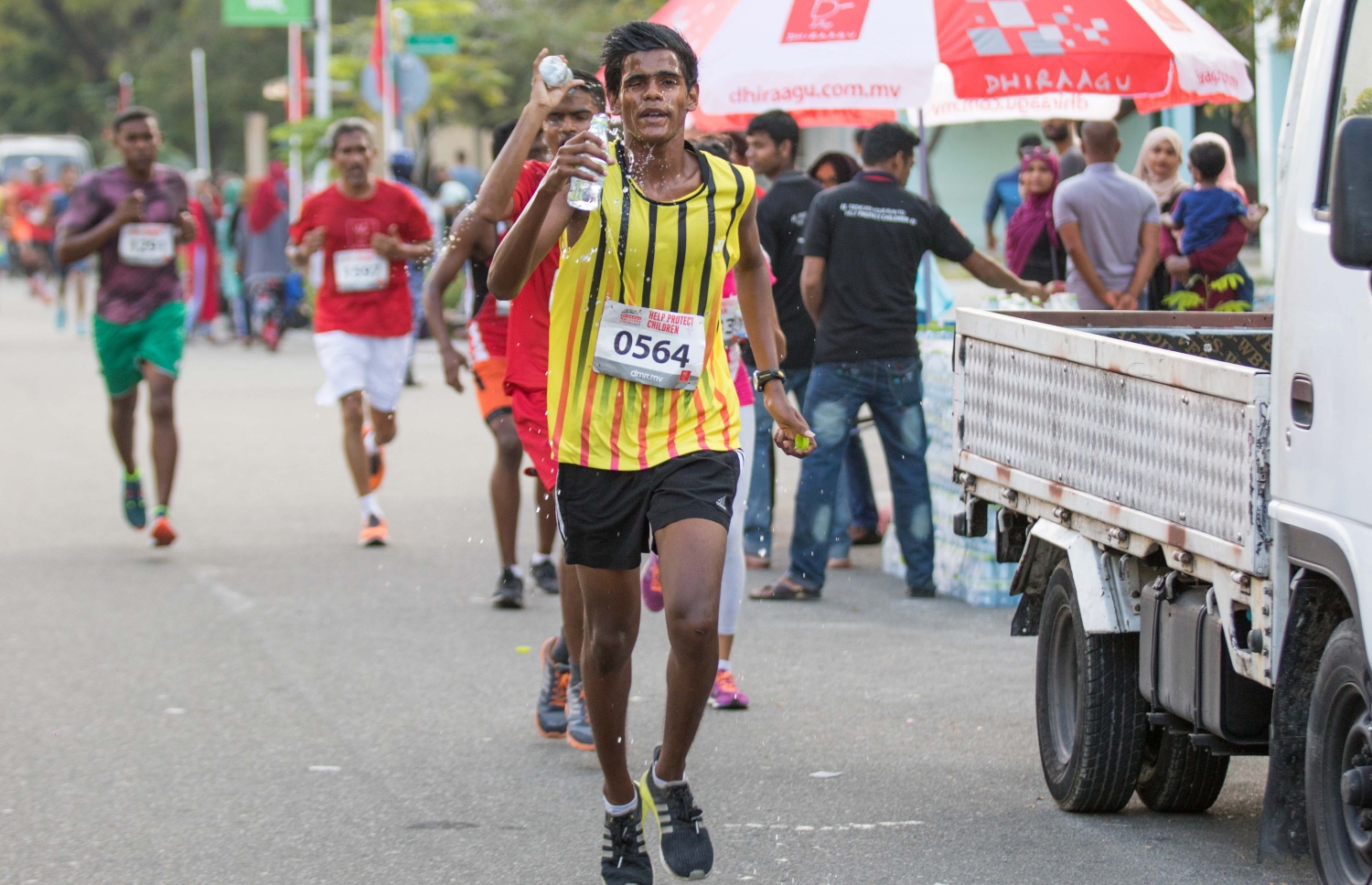 ހުޅުމާލެ: ނޮވެމްބަރު 11، 2016- ކޮންމެ އަހަރަކު ދިރާގުން ބާއްވާ ރޯޑް ރޭހުގައި ދުވުންތެރިން ދުވަނީ: މި ފަހަރު ގާތްގަނޑަކަށް 3،000 މީހުން މި އިވެންޓުގައި ދުވި.---ފޮޓޯ: މުހައްމަދު ޝަރުހާން/މިހާރު