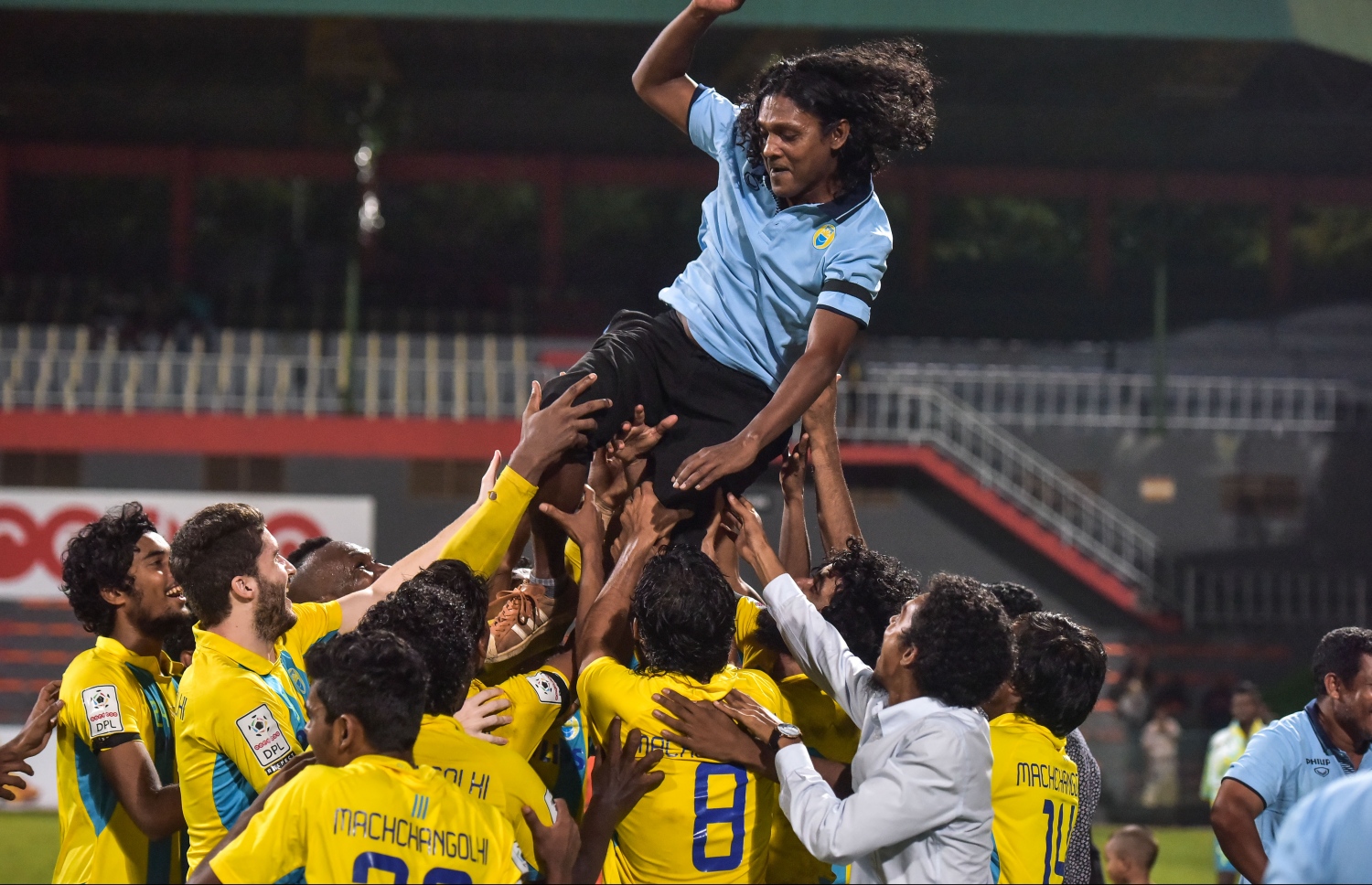 ވެލެންސިއާ ކުޅުންތެރިން އެ ޓީމުގެ ޓްރެއިނަރު އިސްމާއިލް އާސިފް (ކުޑަހީނާ) އުފުލާލަނީ.-- ފޮޓޯ: ނިޝާން އަލީ/ މިހާރު