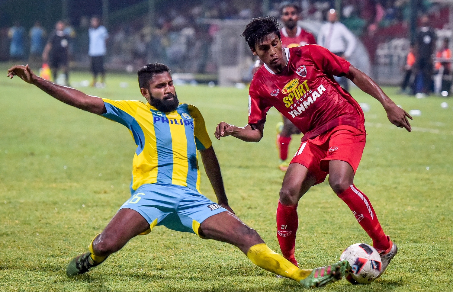 ޓީސީގެ ދާދު (ކ) ހުއްޓުވަން ވެލެންސިއާގެ ބަކާ ޓެކްލްކުރަނީ.-- ފޮޓޯ: ނިޝާން އަލީ/ މިހާރު