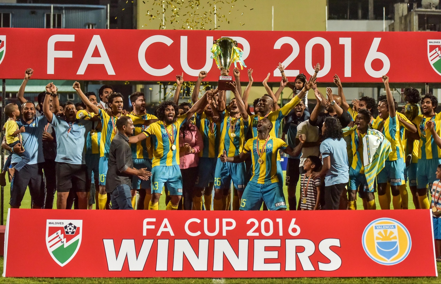 ކްލަބް ވެލެންސިއާގެ ކުޅުންތެރިން ތަށްޓާ އެކު އުފާފާޅުކުރަނީ. --ފޮޓޯ: ނިޝާން އަލީ/ މިހާރު