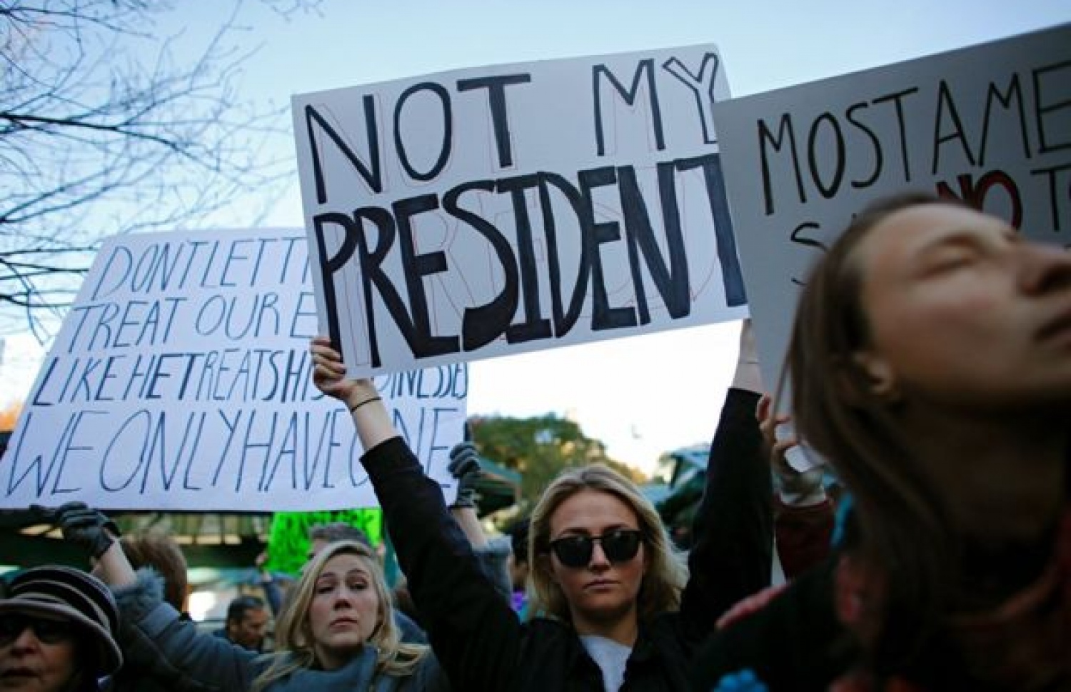 ނިއު ޔޯކުގެ ޔޫނިއަން ސްކެއާގައި ޓްރަމްޕާ ދެކޮޅަށް އިއްޔެ މުޒާހަރާ ކުރަނީ. --ފޮޓޯ:އޭއެފްޕީ