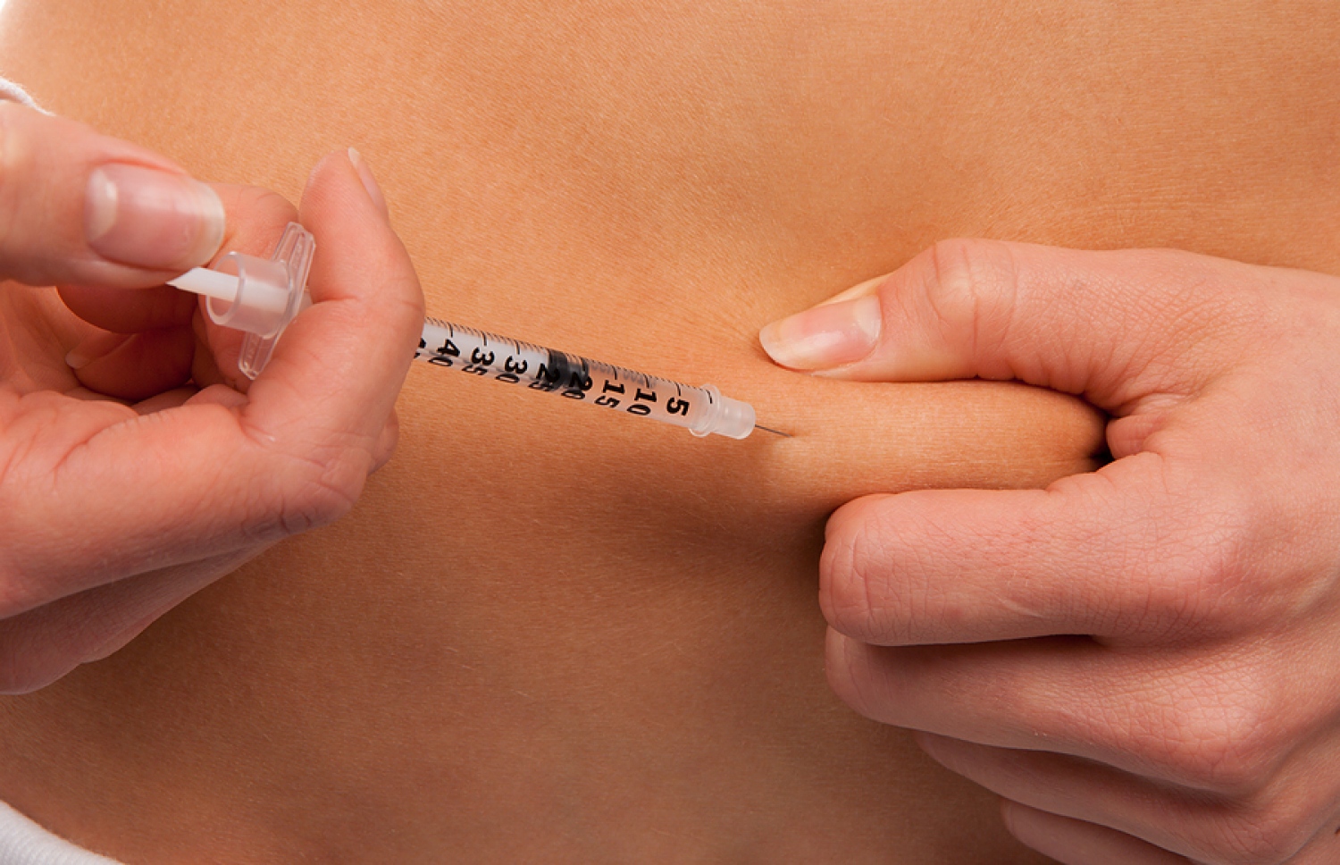 ހަކުރުބަލީގެ މީހަކު އިންސުލީން އިންޖެކްޝަން ޖަހަނީ