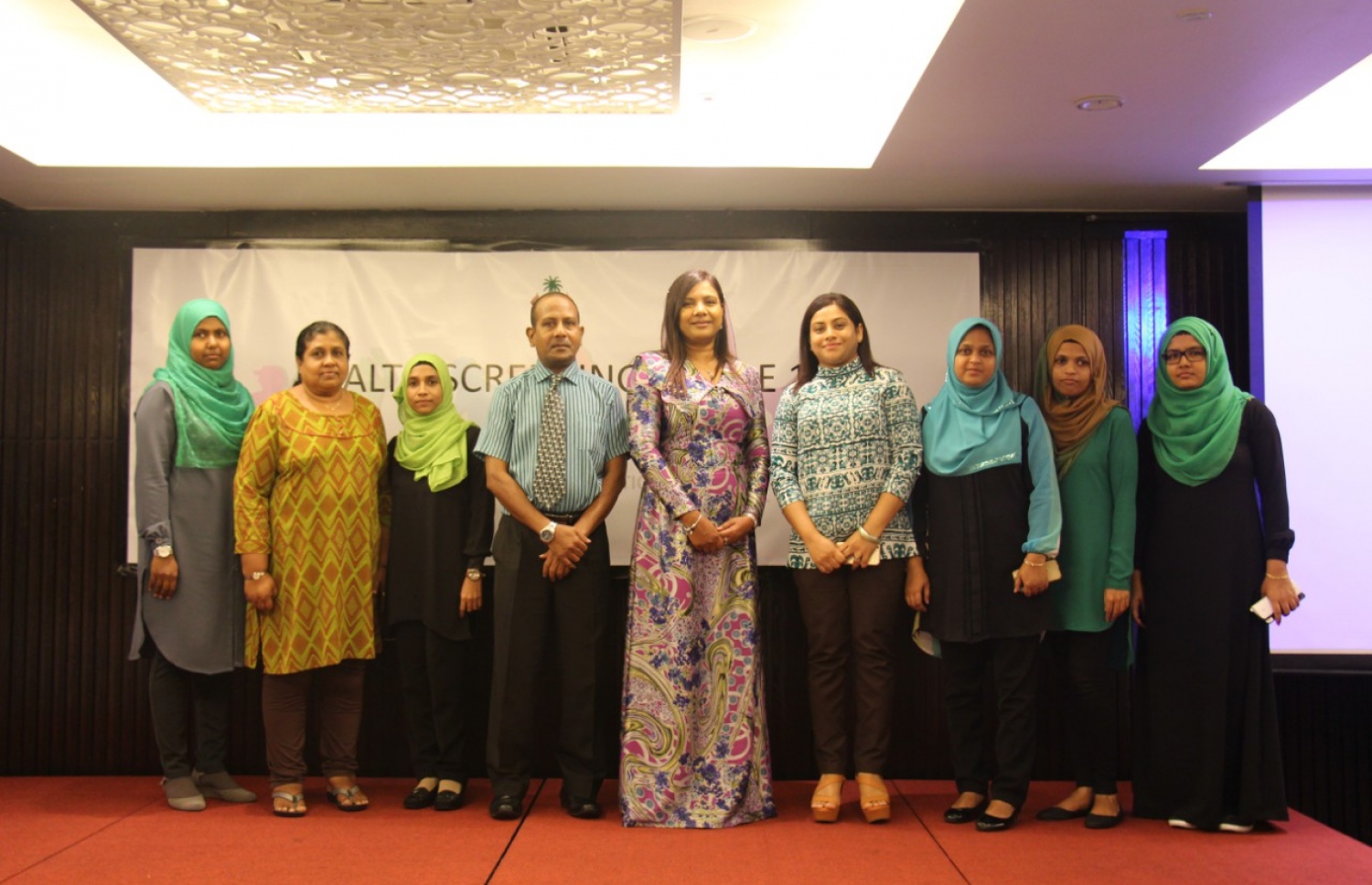 ދަރިވަރުންގެ ހެލްތް ސްކްރީނިން ރިޕޯޓު ނެރެން މިއަދު ބޭއްވި ހަފުލާގައި އެޑިއުކޭޝަން މިނިސްޓަރު ޑރ. އާއިޝަތު ޝިހާމް (މ) އެޑިއުކޭޝަން މިނިސްޓްރީގެ މުވައްޒަފުންނާއެކު ފޮޓޯއަކަށް ހުއްޓިލައިގެން.-- ފޮޓޯ: އެޑިއުކޭޝަން މިނިސްޓްރީ