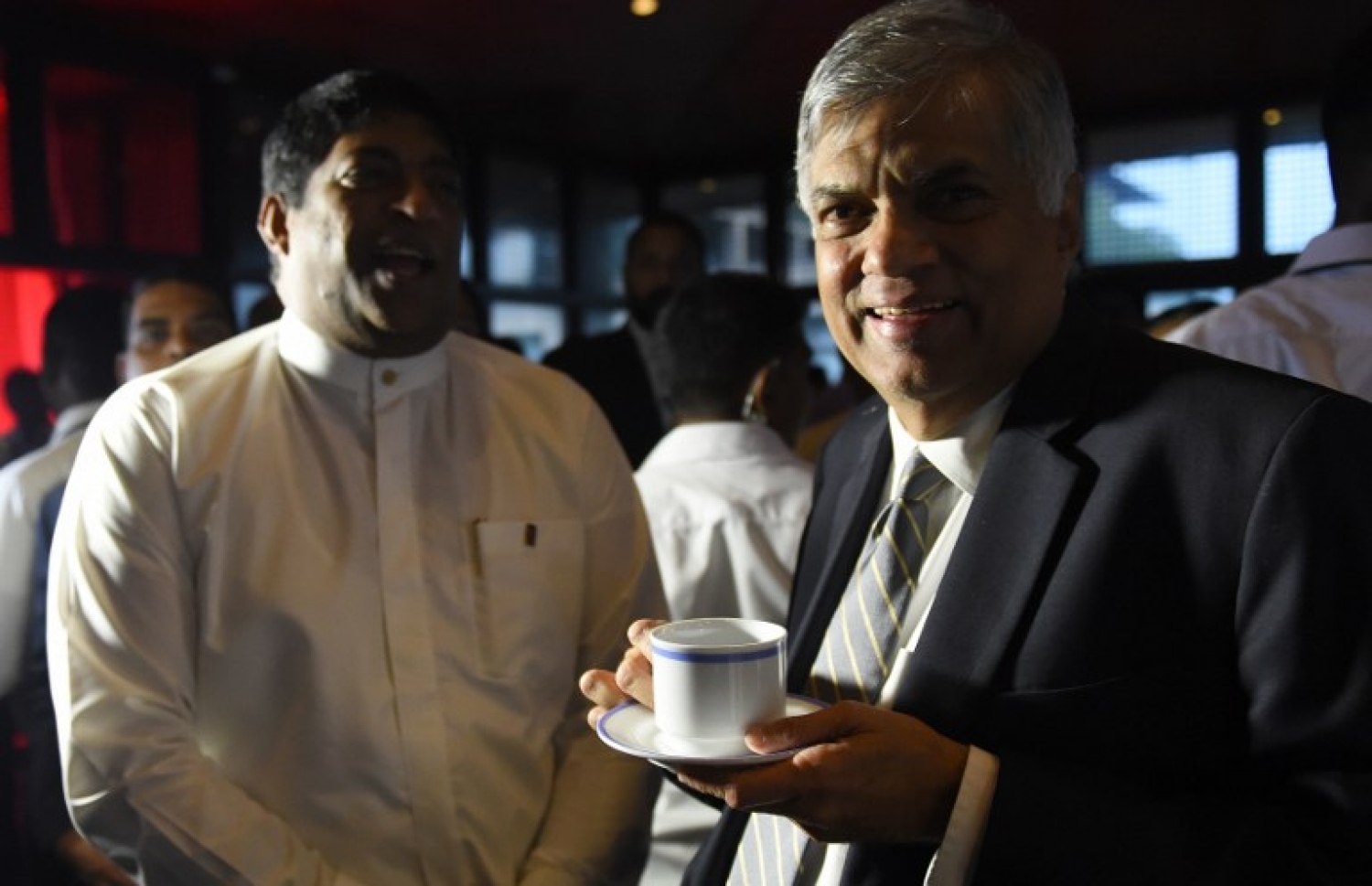 އާ އަހަރުގެ ބަޖެެޓް ހުށަހެޅުމަށް ފަހު މާލީ ވަޒީރު ރަވީ (ވ) އާއި ބޮޑު ވަޒީރު ރަނިލް މަޝްވަރާ ކުރައްވަނީ. --ފޮޓޯ:އޭއެފްޕީ