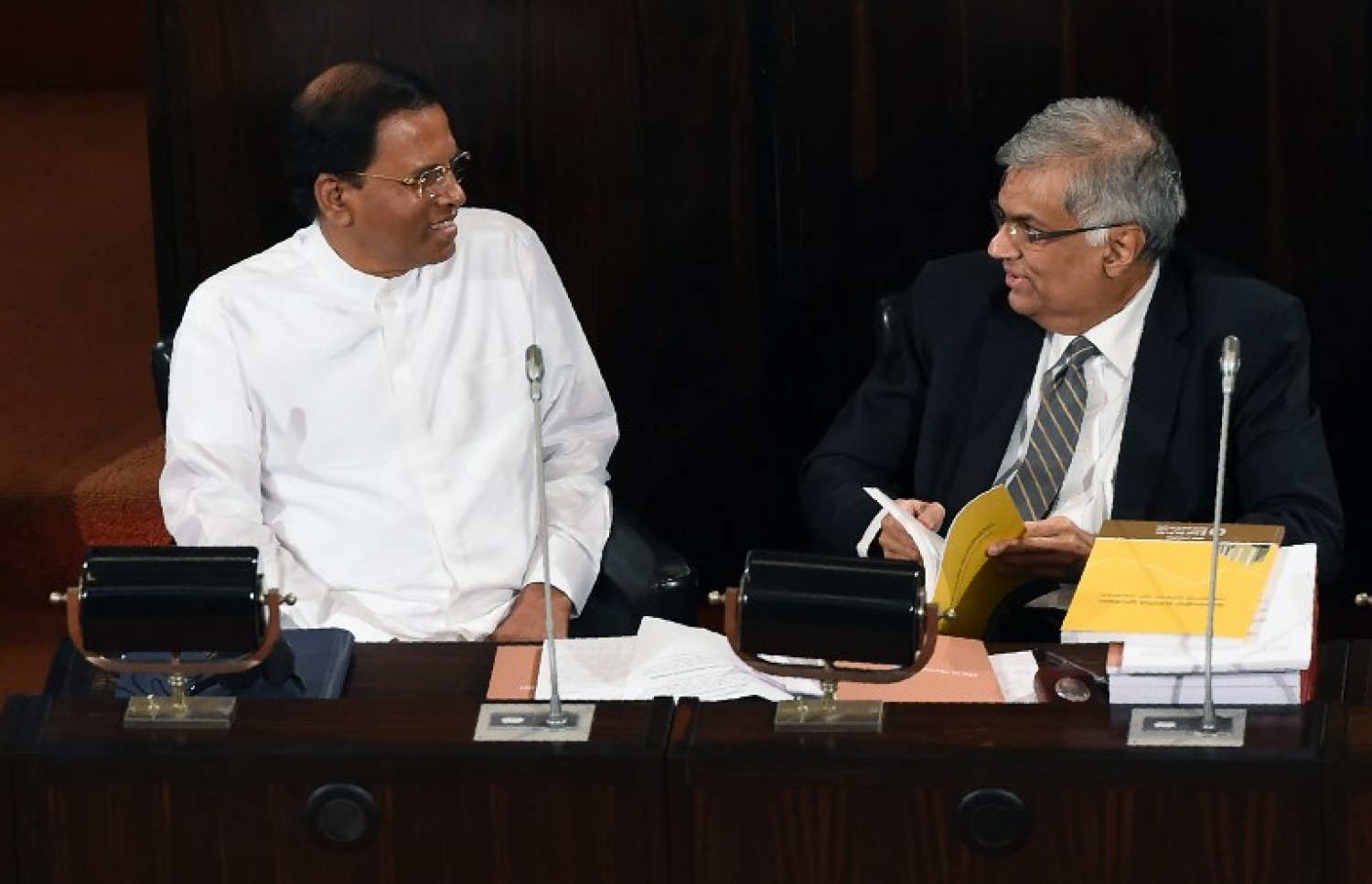 ބަޖެޓް ހުށަހެޅި ޖަލްސާގައި ރައީސް ސިރިސޭނާ އާއި ބޮޑު ވަޒީރު ރަނިލް ވިކްރަމަސިންހަ. --ފޮޓޯ:އޭއެފްޕީ