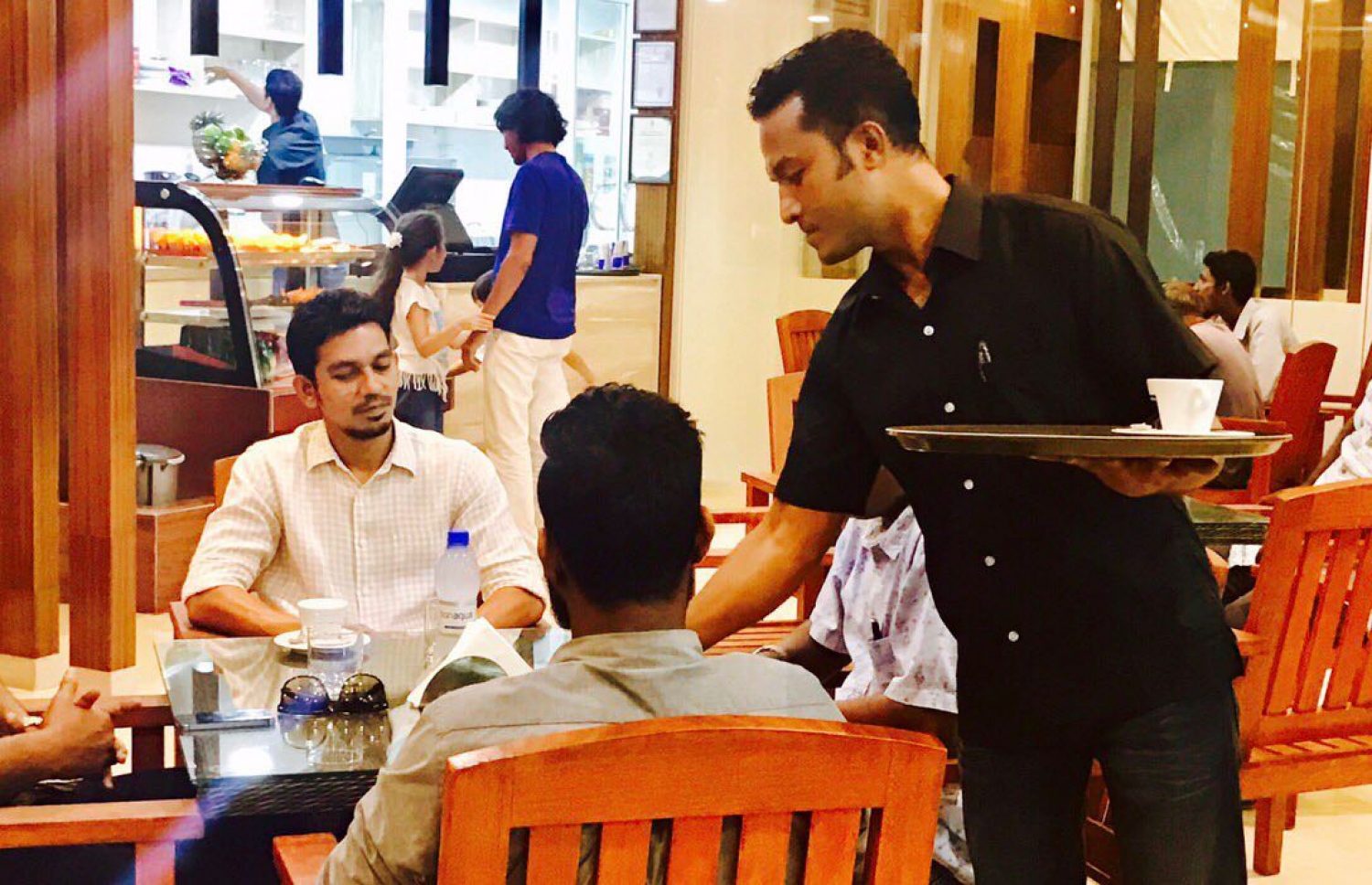 ހުޅުމާލޭގައި މިރޭ ހުޅުވި ރެޑް ވޭވް ކެފޭއިން ބަޔަކު ހިދުމަތް ހޯދަނީ.---ފޮޓޯ: ރެޑް ވޭވް