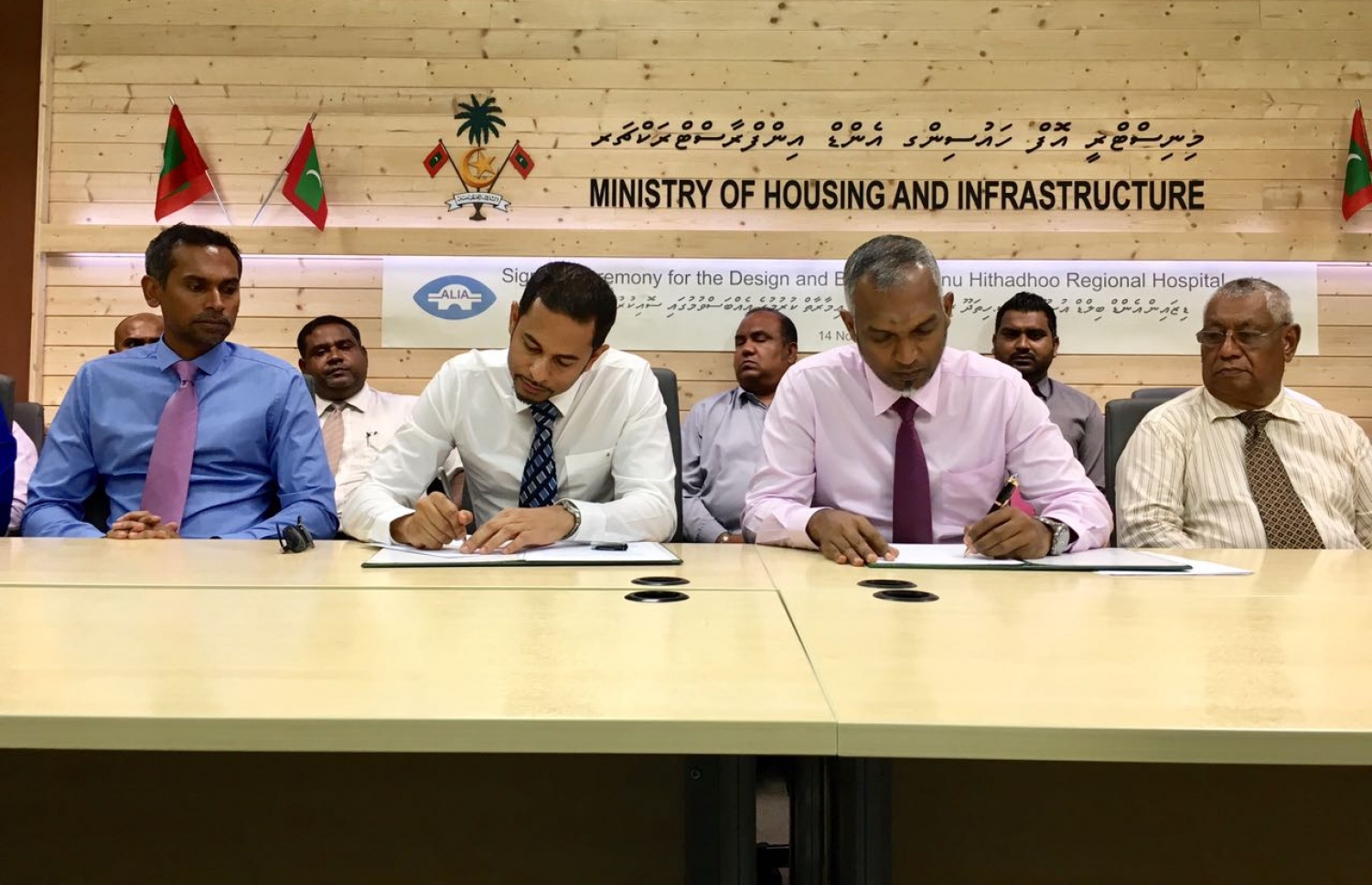 އައްޑޫ ހިތަދޫގައި ހުންނަ އިކުއެޓޯރިއަލް ކޮންވެންޝަން ސެންޓަރު 100 އެނދުގެ ޓާޝިއަރީ ހޮސްޕިޓަލަކަށް ބަދަލުކުރުމުގެ މަސައްކަތް އެލިއާ ކޮންސްޓްރަކްޝަނާ ހަވާލު ކުރުމަށް މިއަދު ހައުސިން މިނިސްޓްރީގައި ބޭއްވި ރަސްމިއްޔާތުގައި އެއްބަސްވުމުގައި ސޮއިކުރަނީ-- ފޮޓޯ: ނިޝާން އަލީ / މިހާރު