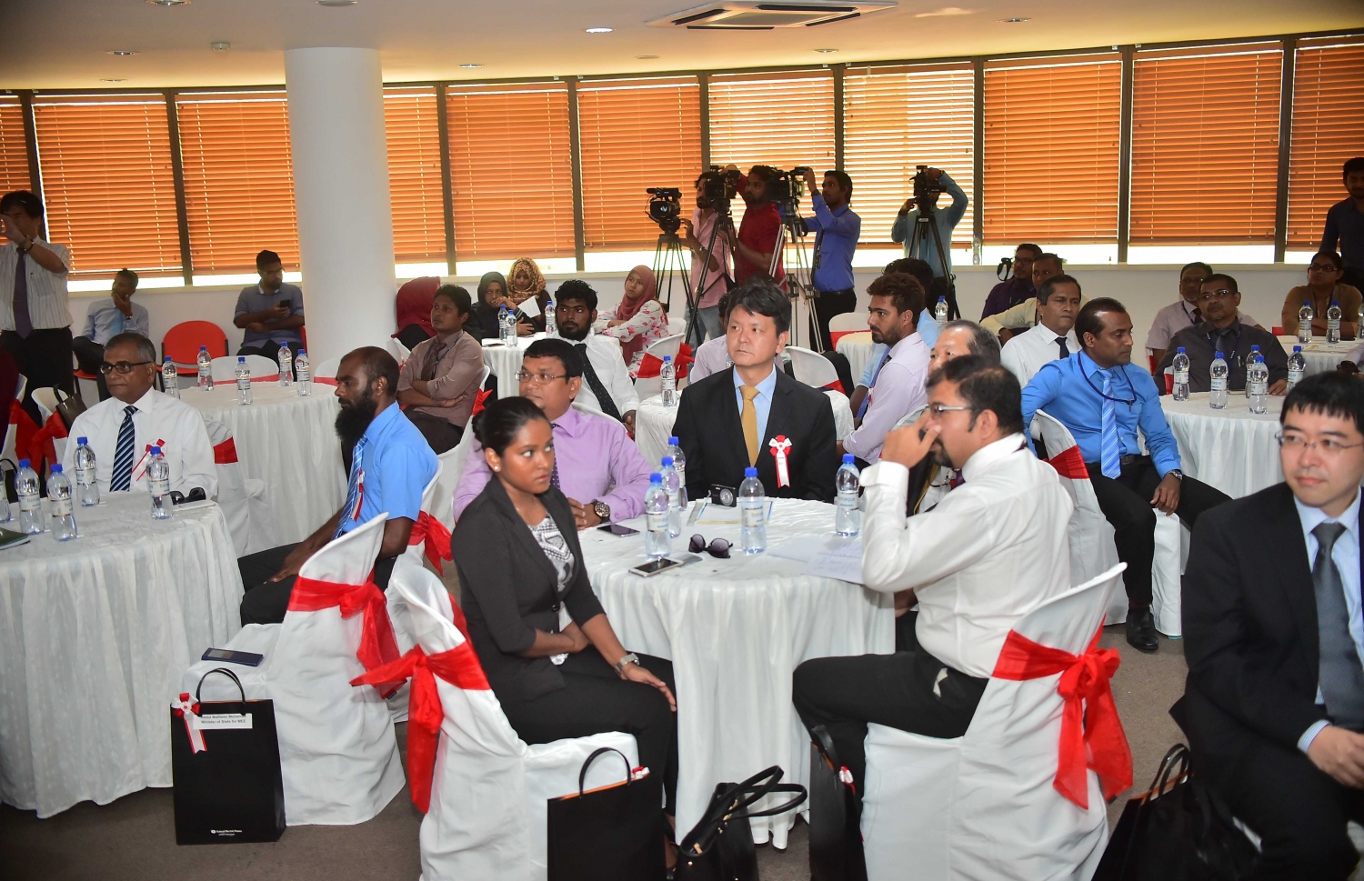 ކ. ދިއްފުށީގައި ގާއިމްކޮށްފައިވާ ސޯލާ ޕެނަލް ނިޒާމް ސްޓެލްކޯއާ ހަވާލުކުރަން މިއަދު ބޭއްވި ރަސްމިއްޔާތުގައި ބައިވެރިވި ބައެއް ބޭފުޅުން.-- ފޮޓޯ: މުހައްމަދު ޝަރުހާން/ މިހާރު