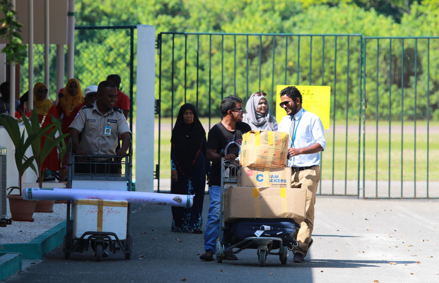 ފްލައިމީގެ ބޯޓަށް ކާޑެއްދޫ އެއާޕޯޓުން އިއްޔެ މީހުން އަރަން ތައްޔާރުވަނީ: ފްލައިމީން މިހާރު ވެސް ހަފުތާ އަކު ކޮންމެ ދުވަހަކު އދ. މާމިގިއްޔާއި ބ. ދަރަވަންދޫ އަށް ޝެޑިއުލް ފްލައިޓުތައް ބާއްވާ. -- ފޮޓޯ: ވިލާ އެއާ