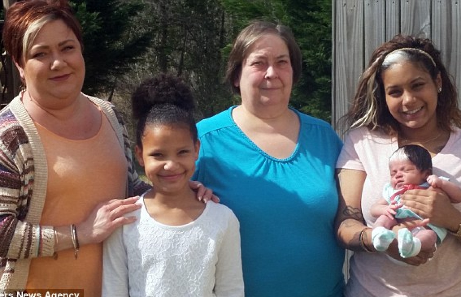 ޕޮލިއޮސިސްގެ ސަބަބުން ބޮލުގެ އެއް ތަންކޮޅެއް ހުދުވެފައިވާ އާއިލާގެ ބައެއް މެންބަރުން