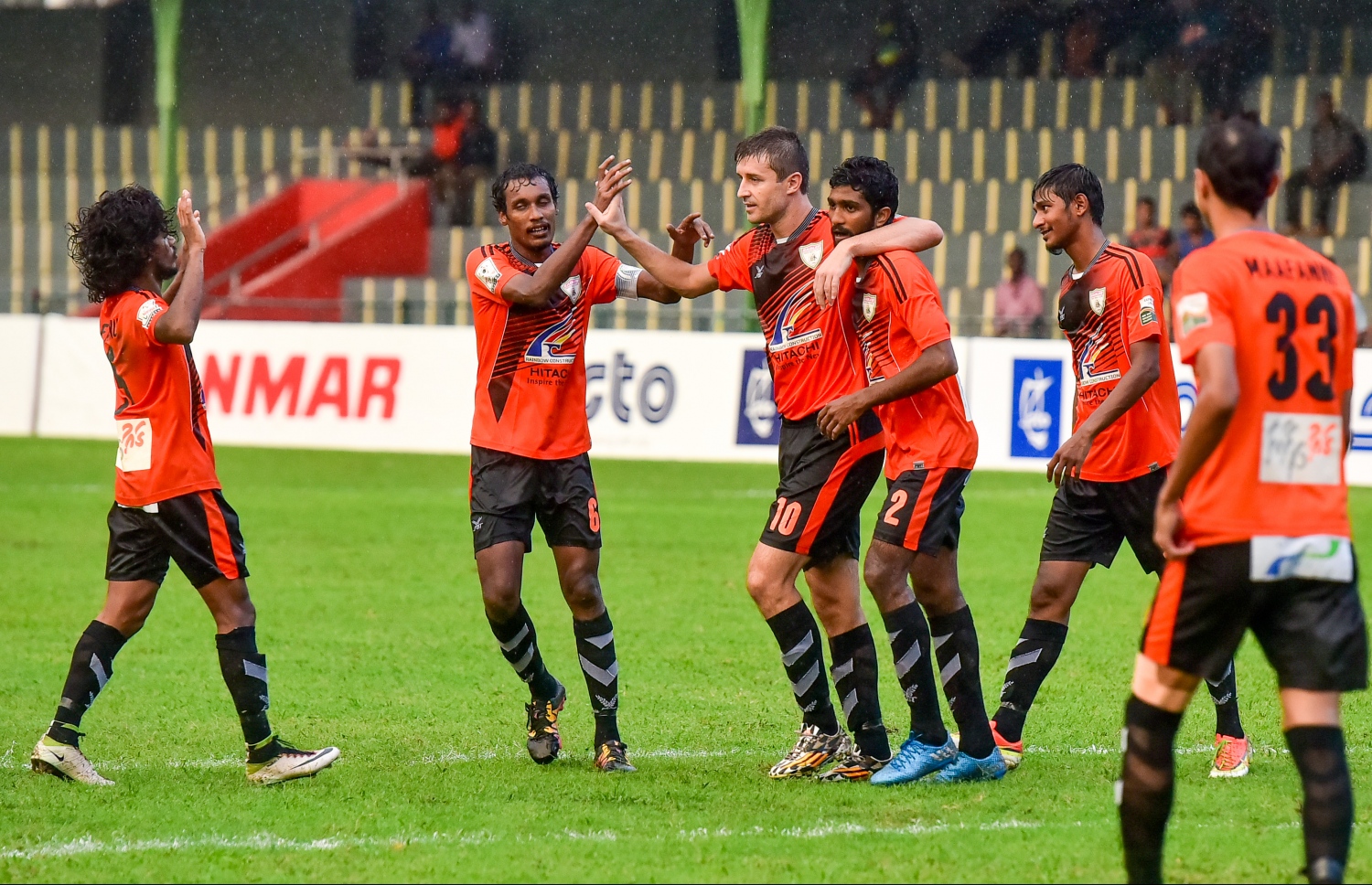 އީގަލްސްގެ ކުޅުންތެރިން ލަނޑު ޖެހުމަށް ފަހު އުފާފާޅުކުރަނީ. --ފޮޓޯ: ނިޝާން އަލީ/ މިހާރު