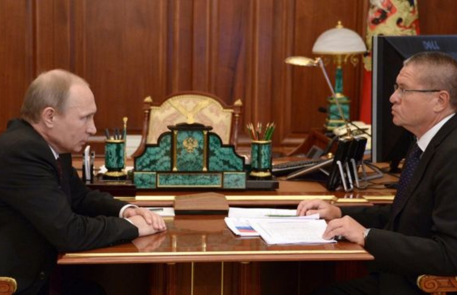 ރަޝިޔާގެ އިކޮނޮމިކް މިސްޓަރު އުލިޔުކަޔޭވްއާ ރައީސް ޕުޓިން ބައްދަލު ކުރައްވަނީ. --ފައިލް ފޮޓޯ