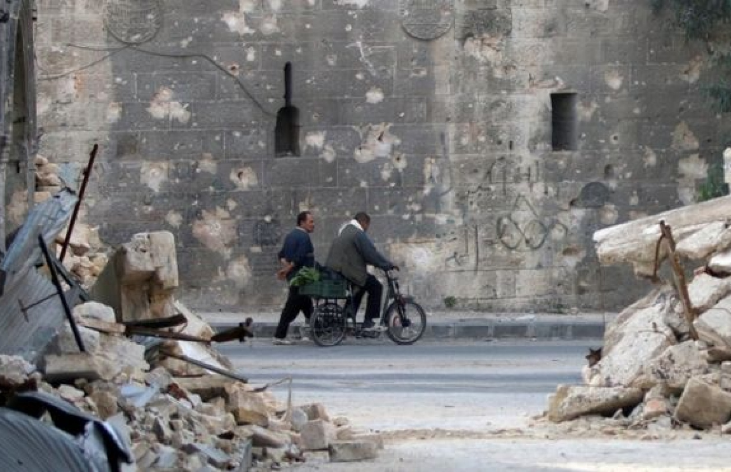 ތިން ހަފުތާގެ މެދުކެނޑުމަކަށް ފަހު ހަލަބް ސިޓީ އަށް ދޭ ވައިގެ ހަމަލާތައް އަލުން ވަނީ ފަށާފައި. --ފޮޓޯ:ރޮއިޓާސް