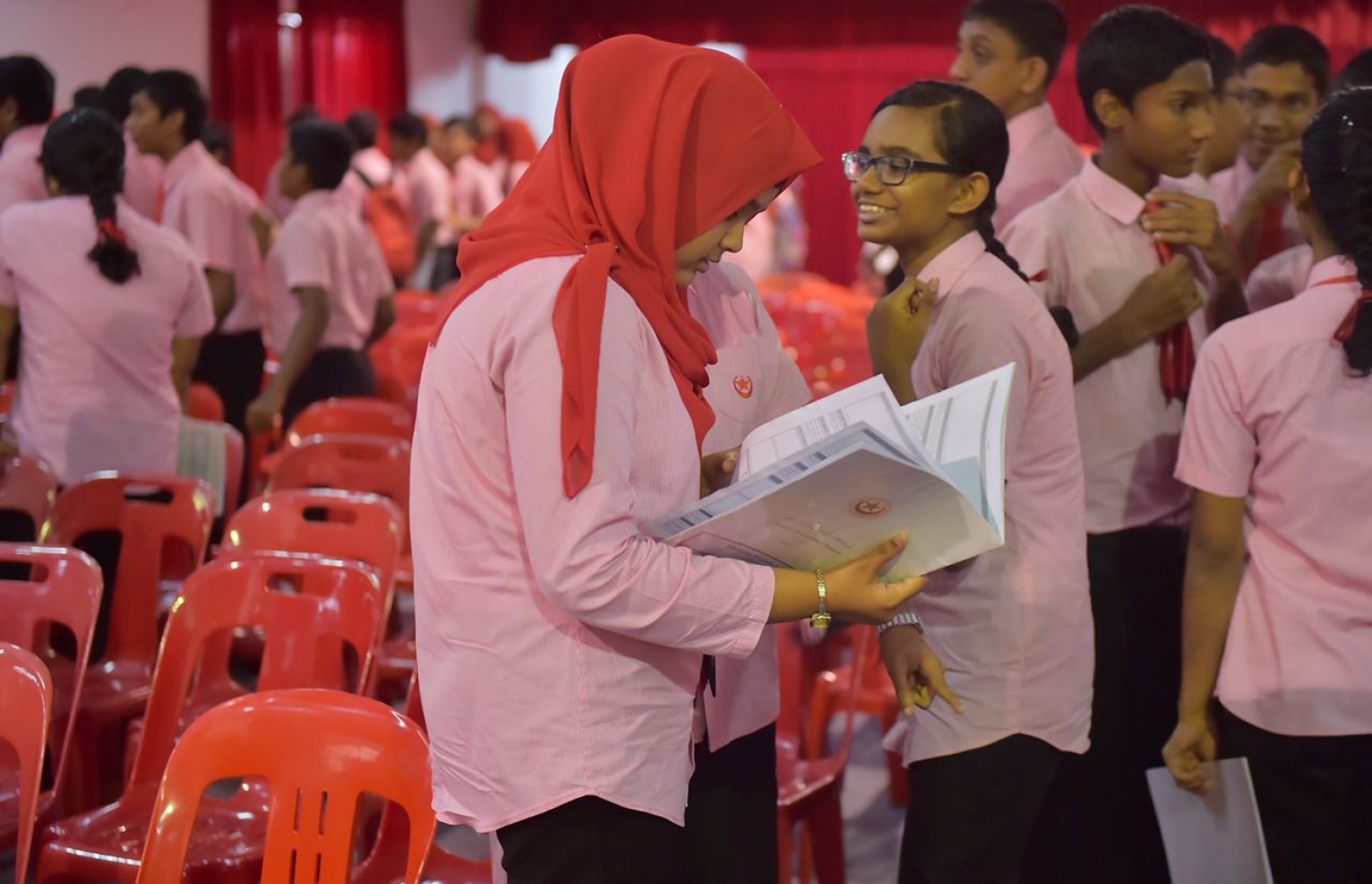 އިސްކަންދަރު ސްކޫލުގެ ރިޕޯޓު ފޮތް ދިނުމުގެ ހަފްލާގައި ދަރިވަރަކު ރިޕޯޓު ފޮތް ބަލަނީ: މިއީ އެންމެ ގިނަ ދުވަސްވީ ޕްރައިމަރީ ސްކޫލް. ފޮޓޯ: ނިޝާން އަލީ