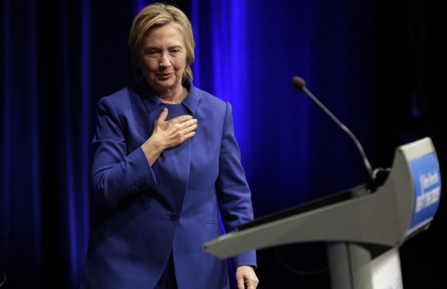 ޗިލްރަންސް ޑިފެންސް ފަންޑުގެ ޗެރިޓީ އިވެންޓުގައި ހިލަރީ ވާހަކަ ދައްކަވަނީ. --ފޮޓޯ:އޭއެފްޕީ