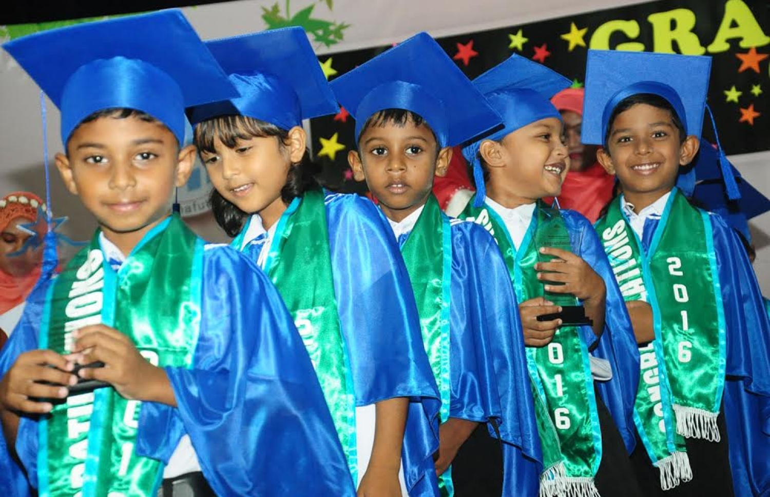 ބ. އަތޮޅު ތައުލީމީ މަރުކަޒުގެ ދަރިވަރުންނަށް މިއަދު ރިޕޯޓު ފޮތް ދެނީ.-- ފޮޓޯ: ތޯރިގް އަބްދުލް ރަހުމާން