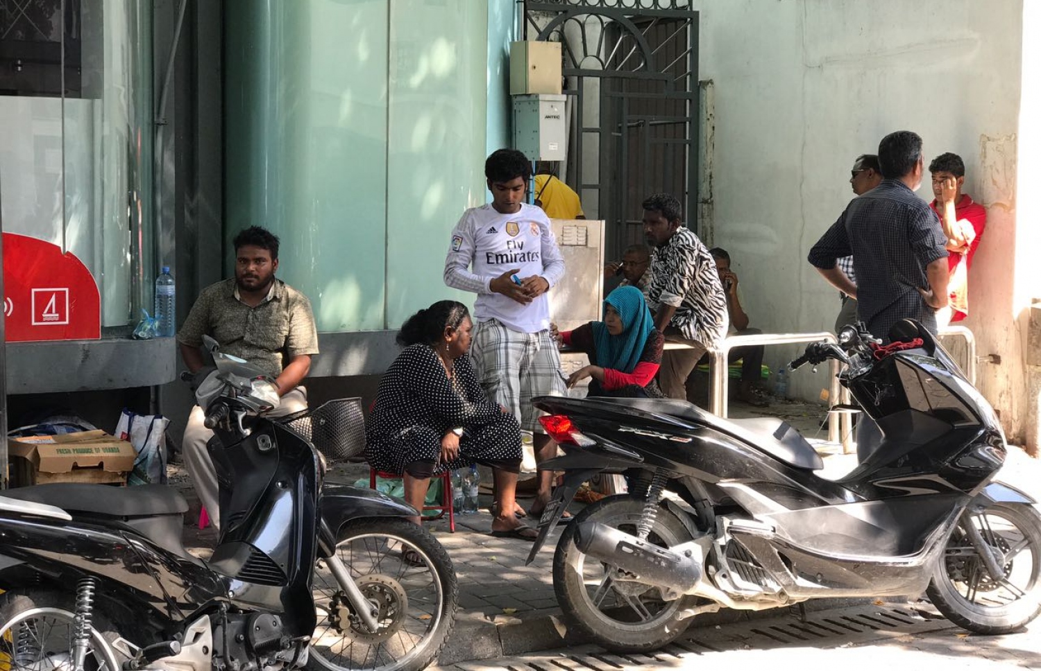 ބާޒާރުމަތީގައި އުޅޭ ބައެއް މީހުން ޑޮލަރު ކިއޫގައި.-- ފޮޓޯ: މުހައްމަދު ޝަރުހާން/ މިހާރު