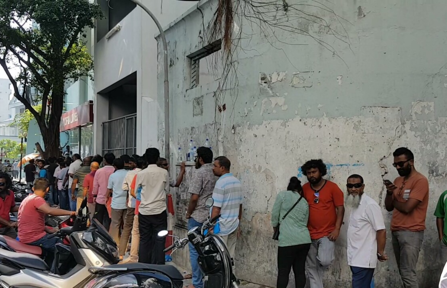 ޑޮލަރު ގަންނަން ގޮސް ތިބި މީހުން ކިއޫގައި.-- ފޮޓޯ: މުހައްމަދު ޝަރުހާން/ މިހާރު