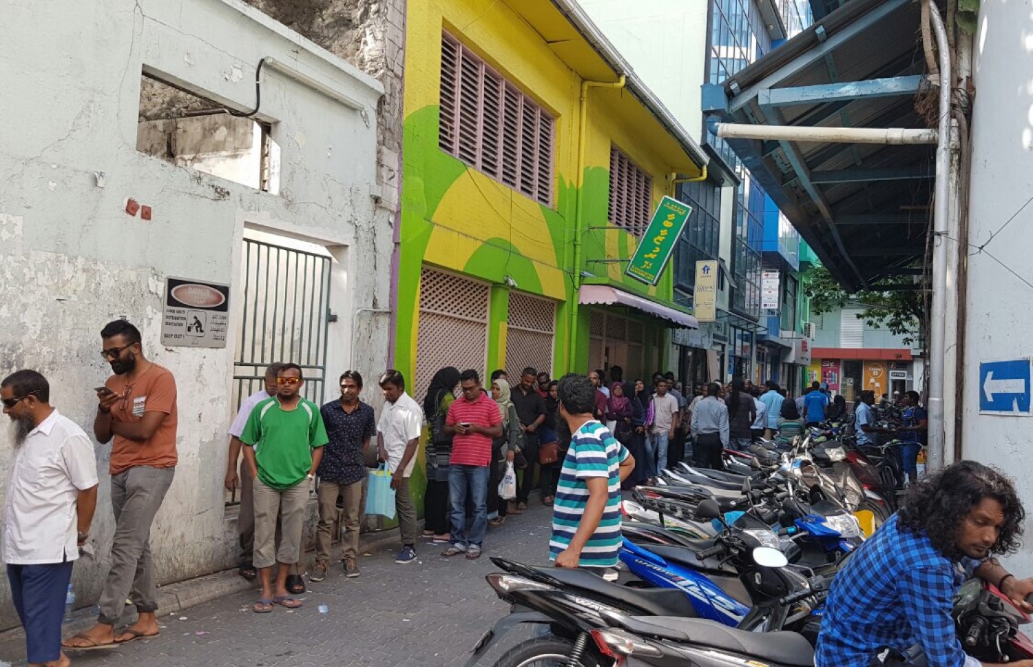 ޑޮލަރު ގަންނަން ގޮސް ތިބި މީހުންގެ ކިއޫ އެސްޓީއޯ ޓްރޭޑް ސެންޓަރުގެ އިރުމަތީ ގޯޅިތެރޭގައި.-- ފޮޓޯ: މުހައްމަދު ޝަރުހާން/ މިހާރު