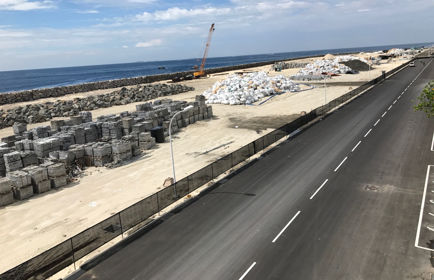 އިންޑަސްޓްރިއަލް ވިލެޖާއި އެ ތަނުގެ މައި މަގުގެ ގޮތުގައި ބޭނުންކުރަން ބޮޑުތަކުރުފާނު މަގުގައި ތާރު އަޅާފައިވާ ސަރަހައްދު.-- ފައިލް ފޮޓޯ: ނިޝާން އަލީ/ މިހާރު