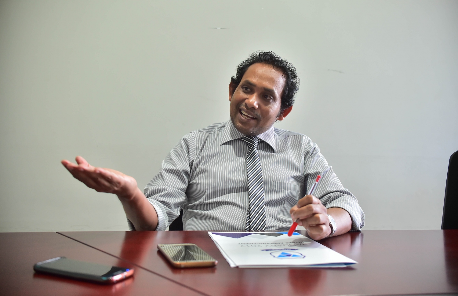 ޑރ. ނަޖީބު "މިހާރު"އަށް އިންޓަވިއު ދެއްވަނީ: ކޮލެޖުގެ 10 އަހަރުވީ ހިދުމަތުގައި ގިނަ ކާމިޔާބީތަކެއް ވަނީ ހޯދާފައި.-- މިހާރު ފޮޓޯ