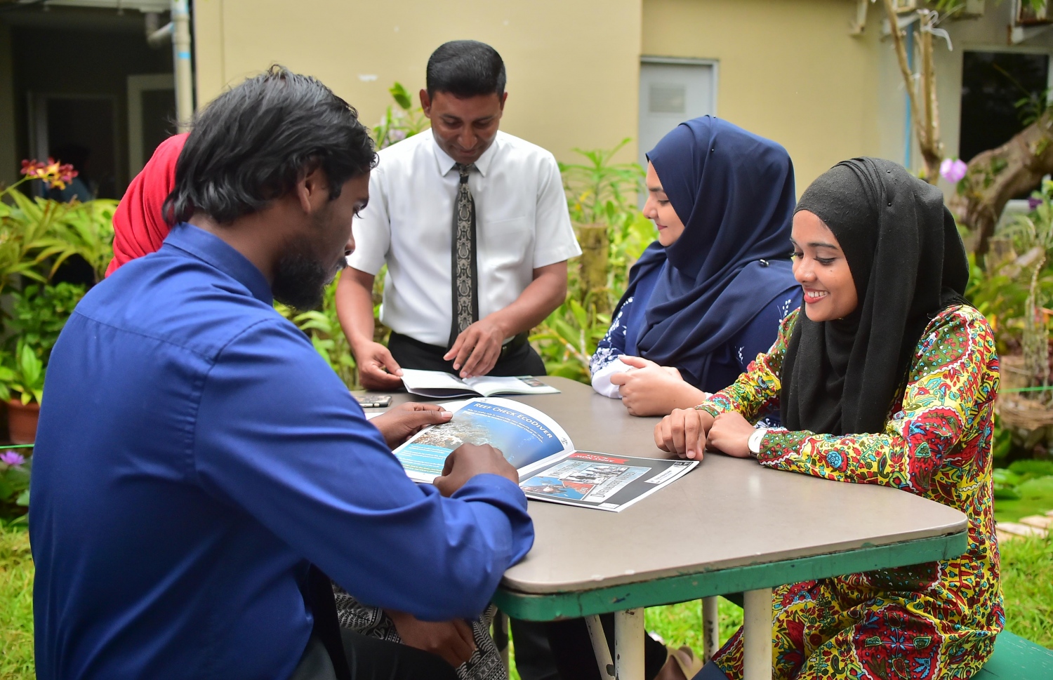 ވިލާ ކޮލެޖުގެ ބެންޗުގައި ދަރިވަރުންތަކެއް ކިޔަވަން މަޑުކޮށްލައިގެން: ކިޔެވުމަށް ހިތްފަސޭހަ މާހައުލެއް ވަނީ ގާއިމްކޮށްފައި.--މިހާރު ފޮޓޯ