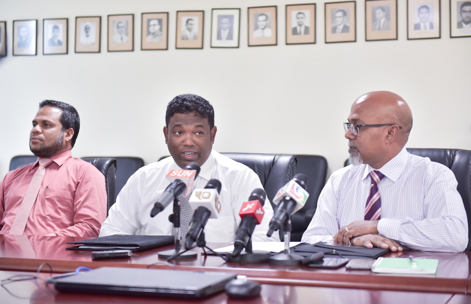 ހުޅުމާލޭ ސްކޫލު ކޮލިޓޭޓާ ހަވާލުކުރުމުގެ ރަސްމިއްޔާތުގައި އެތަނުގެ އެމްޑީ މޫސަ ވާހަކަ ދައްކަވަނީ: އާ ސްކޫލު ހިންގާނީ ގޭޓްވޭ އިންޓަނޭޝަނަލް ސްކޫލުގެ ނަމުގައި-- ފޮޓޯ: މުހައްމަދު ޝަރުހާން/ މިހާރު