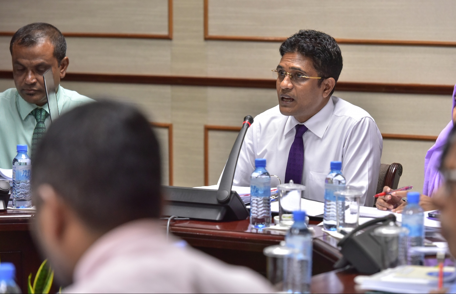 ބަޖެޓު ދިރާސާ ކުރާ މަޖިލީހުގެ ކޮމިޓީގެ މިއަދުގެ ބައްދަލުވުމުގައި، ކޮމިޓީގެ މުގައްރިރު ނިހާން ވާހަކަ ދައްކަވަނީ.-- ފޮޓޯ: ނިޝާން އަލީ/ މިހާރު