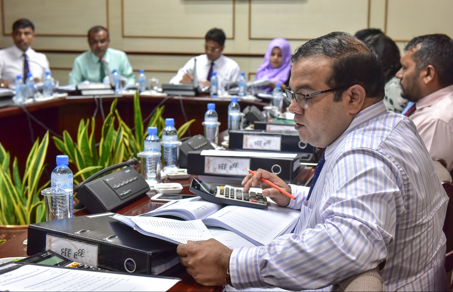 ބަޖެޓު ދިރާސާ ކުރާ މަޖިލީހުގެ ކޮމިޓީގެ މިއަދުގެ ބައްދަލުވުމުގައި، ބަޖެޓަށް ގެނެސްފައިވާ ބައެއް ބަދަލުތައް މެމްބަރުން ބައްލަވަނީ.-- ފޮޓޯ: ނިޝާން އަލީ/ މިހާރު