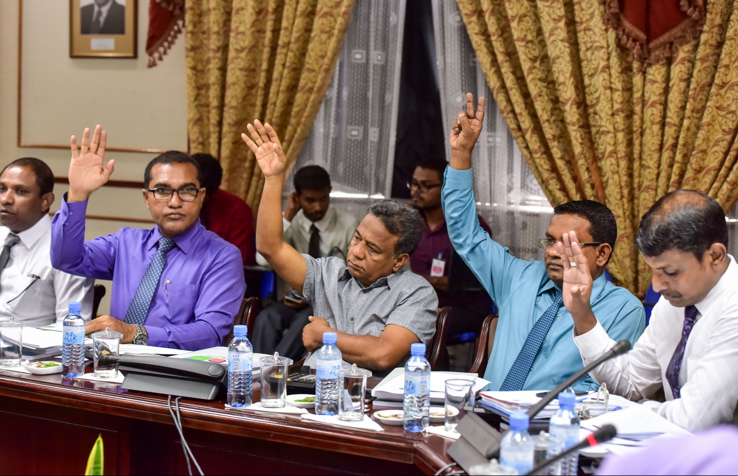 ބަޖެޓު ދިރާސާ ކުރާ މަޖިލީހުގެ ކޮމިޓީގެ މިއަދުގެ ބައްދަލުވުމުގައި މެމްބަރުން ވޯޓު ދެއްވަނީ.-- ފޮޓޯ: ނިޝާން އަލީ/ މިހާރު