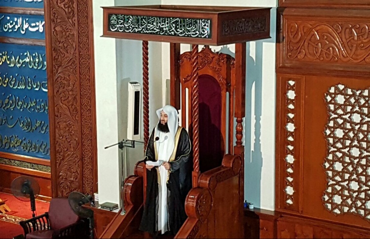 މާލެ - ނޮވެމްބަރު 18، 2016: މަޝްހޫރު ދީނީ އިލްމުވެރިޔާ މުފްތީ އިސްމާއިލް މެންކް އިސްލާމީ މަރުކަޒުގައި ހުކުރު ޚުތުބާ ވިދާޅުވަނީ. “އިލްމް ޓޯކް” ގެ ނަމުގައި ހިންގާ ޕްރޮގްރާމަކަށް ވަޑައިގެން އުޅުއްވާ މެންކް ދީނީ އެކި މައުލޫތަކަށް އާންމުނަށް މައުލޫމާތު ދެއްވުމަށް ހަމަޖެހިފައިވޭ. -- ފޮޓޯ: މުހައްމަދު ޝަރުހާން/މިހާރު