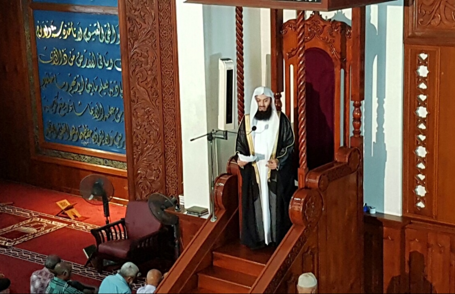 މާލެ - ނޮވެމްބަރު 18، 2016: މަޝްހޫރު ދީނީ އިލްމުވެރިޔާ މުފްތީ އިސްމާއިލް މެންކް އިސްލާމީ މަރުކަޒުގައި ހުކުރު ޚުތުބާ ވިދާޅުވަނީ. “އިލްމް ޓޯކް” ގެ ނަމުގައި ހިންގާ ޕްރޮގްރާމަކަށް ވަޑައިގެން އުޅުއްވާ މެންކް ދީނީ އެކި މައުލޫތަކަށް އާންމުނަށް މައުލޫމާތު ދެއްވުމަށް ހަމަޖެހިފައިވޭ. — ފޮޓޯ: މުހައްމަދު ޝަރުހާން/މިހާރު