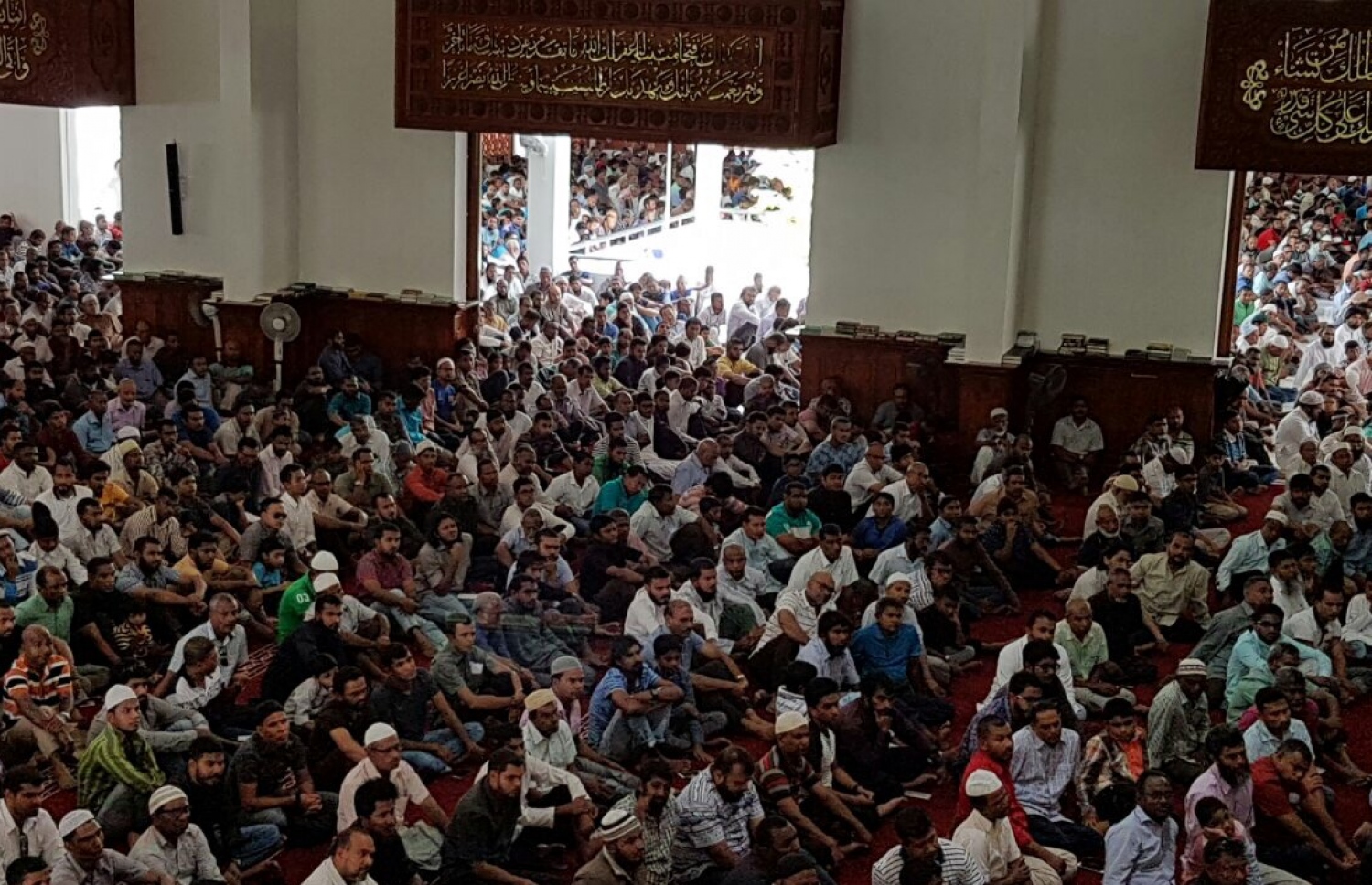 މާލެ - ނޮވެމްބަރު 18، 2016: މަޝްހޫރު ދީނީ އިލްމުވެރިޔާ މުފްތީ އިސްމާއިލް މެންކް އިސްލާމީ މަރުކަޒުގައި ދެއްކި ހުކުރު ޚުތުބާ އަޑުއަހަނީ. “އިލްމް ޓޯކް” ގެ ނަމުގައި ހިންގާ ޕްރޮގްރާމަކަށް ވަޑައިގެން އުޅުއްވާ މެންކް ދީނީ އެކި މައުލޫތަކަށް އާންމުނަށް މައުލޫމާތު ދެއްވުމަށް ހަމަޖެހިފައިވޭ. -- ފޮޓޯ: މުހައްމަދު ޝަރުހާން/މިހާރު