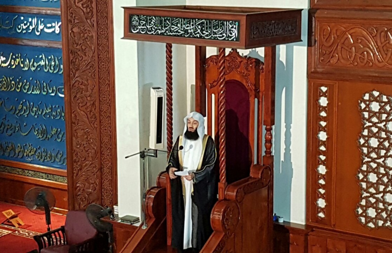 މާލެ - ނޮވެމްބަރު 18، 2016: މަޝްހޫރު ދީނީ އިލްމުވެރިޔާ މުފްތީ އިސްމާއިލް މެންކް އިސްލާމީ މަރުކަޒުގައި ހުކުރު ޚުތުބާ ވިދާޅުވަނީ. “އިލްމް ޓޯކް” ގެ ނަމުގައި ހިންގާ ޕްރޮގްރާމަކަށް ވަޑައިގެން އުޅުއްވާ މެންކް ދީނީ އެކި މައުލޫތަކަށް އާންމުނަށް މައުލޫމާތު ދެއްވުމަށް ހަމަޖެހިފައިވޭ. — ފޮޓޯ: މުހައްމަދު ޝަރުހާން/މިހާރު