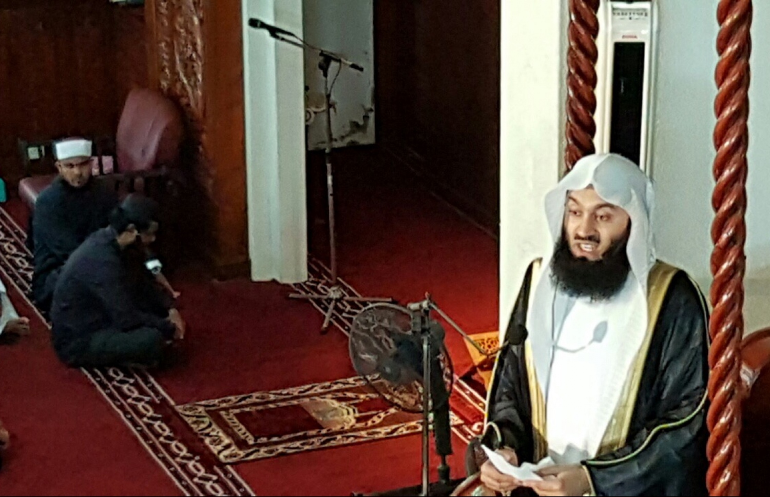 މާލެ - ނޮވެމްބަރު 18، 2016: މަޝްހޫރު ދީނީ އިލްމުވެރިޔާ މުފްތީ އިސްމާއިލް މެންކް އިސްލާމީ މަރުކަޒުގައި ހުކުރު ޚުތުބާ ވިދާޅުވަނީ. “އިލްމް ޓޯކް” ގެ ނަމުގައި ހިންގާ ޕްރޮގްރާމަކަށް ވަޑައިގެން އުޅުއްވާ މެންކް ދީނީ އެކި މައުލޫތަކަށް އާންމުނަށް މައުލޫމާތު ދެއްވުމަށް ހަމަޖެހިފައިވޭ. — ފޮޓޯ: މުހައްމަދު ޝަރުހާން/މިހާރު