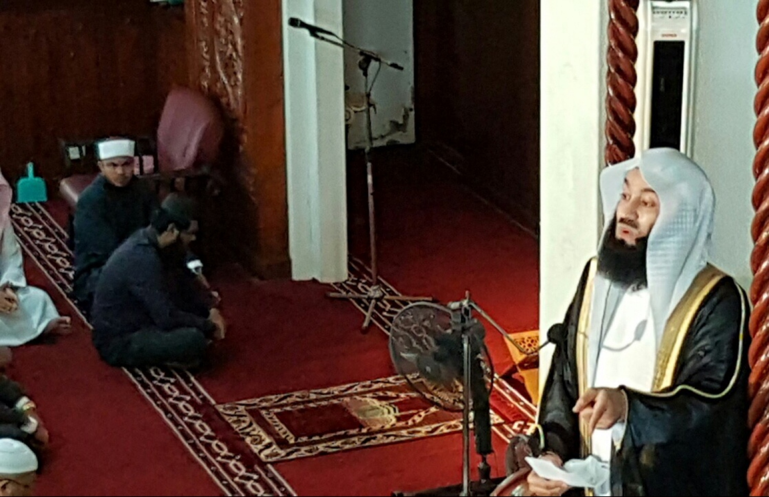 މާލެ - ނޮވެމްބަރު 18، 2016: މަޝްހޫރު ދީނީ އިލްމުވެރިޔާ މުފްތީ އިސްމާއިލް މެންކް އިސްލާމީ މަރުކަޒުގައި ހުކުރު ޚުތުބާ ވިދާޅުވަނީ. “އިލްމް ޓޯކް” ގެ ނަމުގައި ހިންގާ ޕްރޮގްރާމަކަށް ވަޑައިގެން އުޅުއްވާ މެންކް ދީނީ އެކި މައުލޫތަކަށް އާންމުނަށް މައުލޫމާތު ދެއްވުމަށް ހަމަޖެހިފައިވޭ. — ފޮޓޯ: މުހައްމަދު ޝަރުހާން/މިހާރު