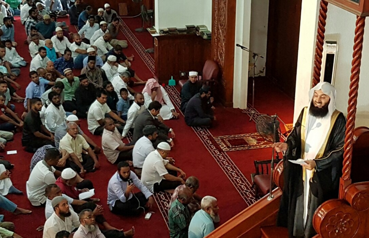 މާލެ - ނޮވެމްބަރު 18، 2016: މަޝްހޫރު ދީނީ އިލްމުވެރިޔާ މުފްތީ އިސްމާއިލް މެންކް އިސްލާމީ މަރުކަޒުގައި ހުކުރު ޚުތުބާ ވިދާޅުވަނީ. “އިލްމް ޓޯކް” ގެ ނަމުގައި ހިންގާ ޕްރޮގްރާމަކަށް ވަޑައިގެން އުޅުއްވާ މެންކް ދީނީ އެކި މައުލޫތަކަށް އާންމުނަށް މައުލޫމާތު ދެއްވުމަށް ހަމަޖެހިފައިވޭ. — ފޮޓޯ: މުހައްމަދު ޝަރުހާން/މިހާރު