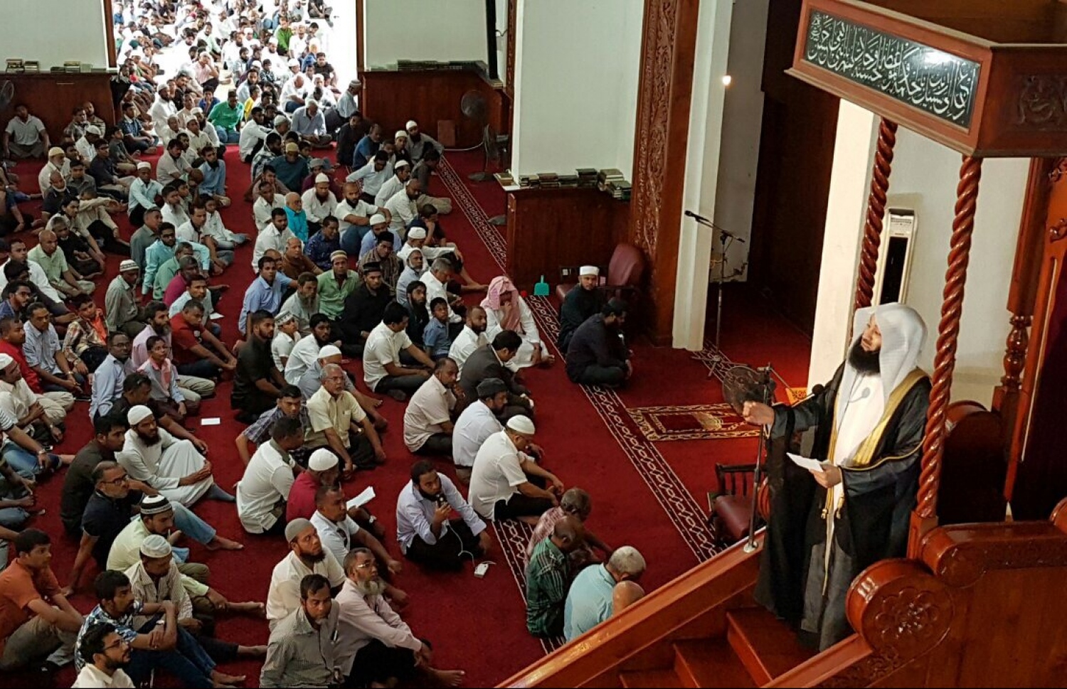 މާލެ - ނޮވެމްބަރު 18، 2016: މަޝްހޫރު ދީނީ އިލްމުވެރިޔާ މުފްތީ އިސްމާއިލް މެންކް އިސްލާމީ މަރުކަޒުގައި ހުކުރު ޚުތުބާ ވިދާޅުވަނީ. “އިލްމް ޓޯކް” ގެ ނަމުގައި ހިންގާ ޕްރޮގްރާމަކަށް ވަޑައިގެން އުޅުއްވާ މެންކް ދީނީ އެކި މައުލޫތަކަށް އާންމުނަށް މައުލޫމާތު ދެއްވުމަށް ހަމަޖެހިފައިވޭ. — ފޮޓޯ: މުހައްމަދު ޝަރުހާން/މިހާރު