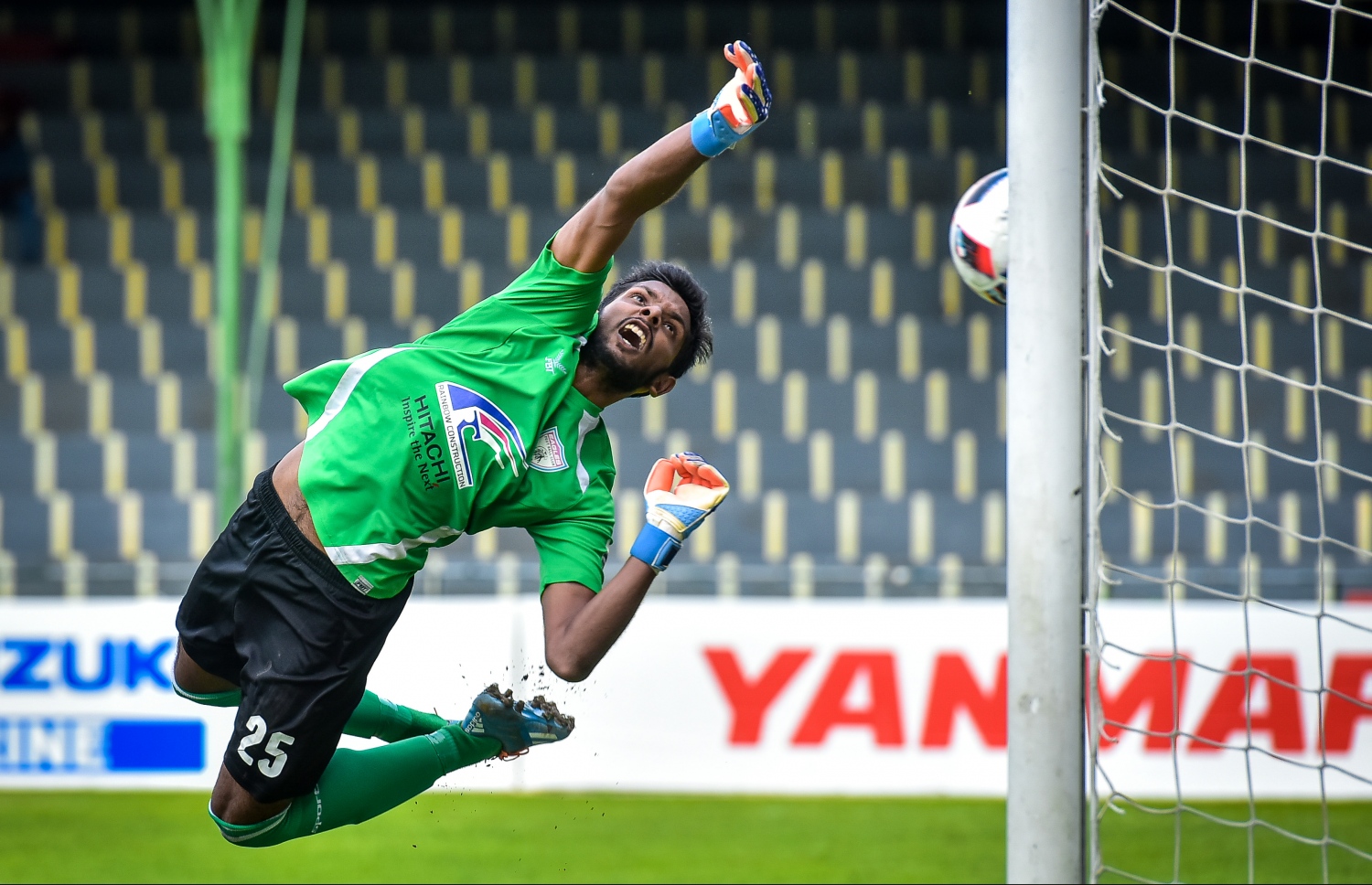 ސެންޓޭ ފޮނުވާލި ހިލޭ ޖެހުން ކީޕަރު ސުޖަން އަތުގައި ޖެހިފައި ގޯލަށް ވަންނަނީ.-- ފޮޓޯ: ނިޝާން އަލީ/ މިހާރު