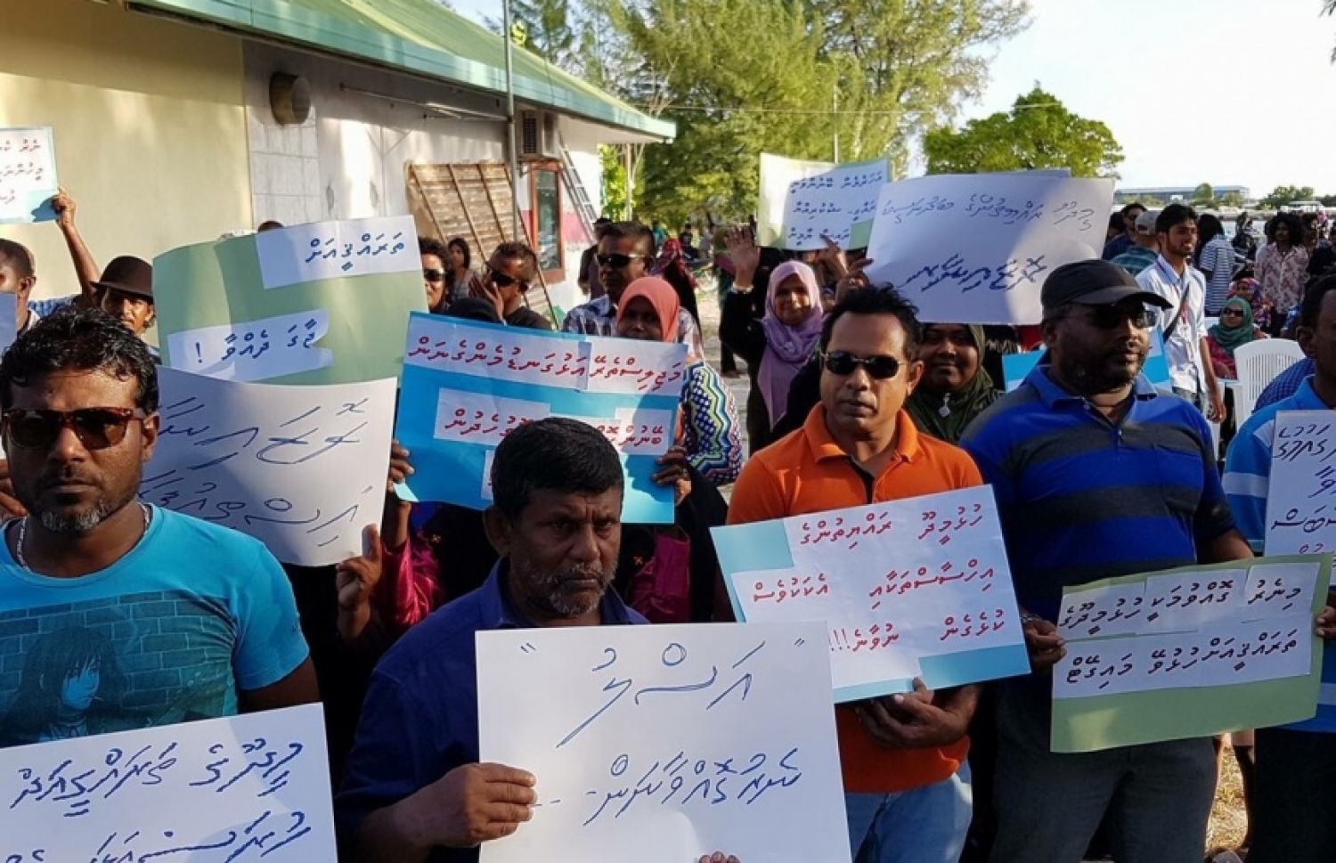 މީދޫ ފަރު ގޮއްވަން ތާއީދުކޮށް އަންގާރަ ދުވަހު އެ ރަށުގައި ބަޔަކު ޝުއޫރު ފާޅު ކުރަނީ. ފޮޓޯ: ކިޔުންތެރިއެއް
