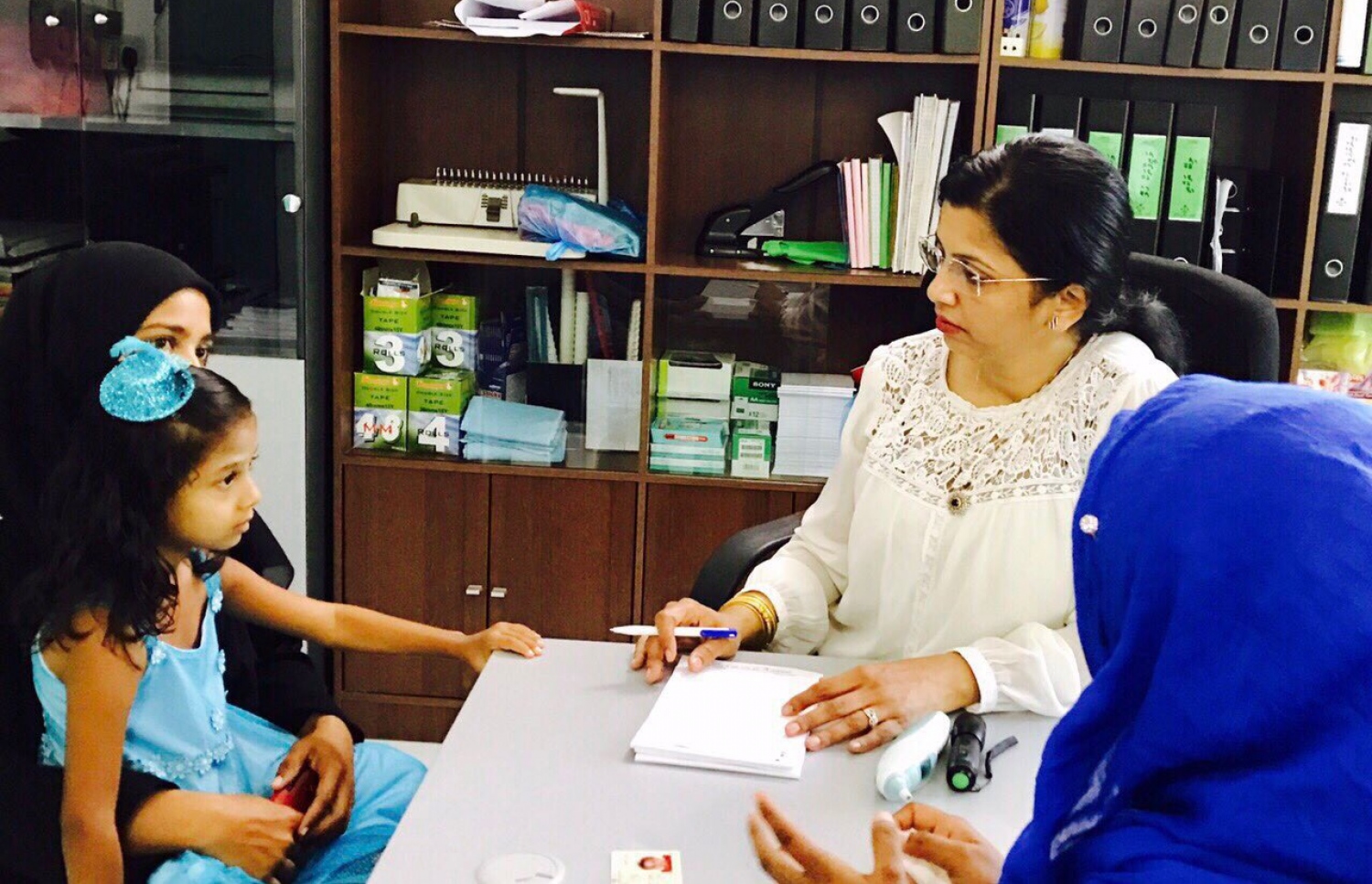 ފައިސަލް ފައުންޑޭޝަނުން ގާފަރުގައި މިއަދު ކުރިޔަށް ގެންދިޔަ މެޑިކަލް ކޭމްޕްގައި ކުޑަ ކުއްޖަކަށް ޑރ.  ނައިނާ ފަރުވާ ދެއްވަނީ. ފޮޓޯ: ފައިސަލް ފައުންޑޭޝަން