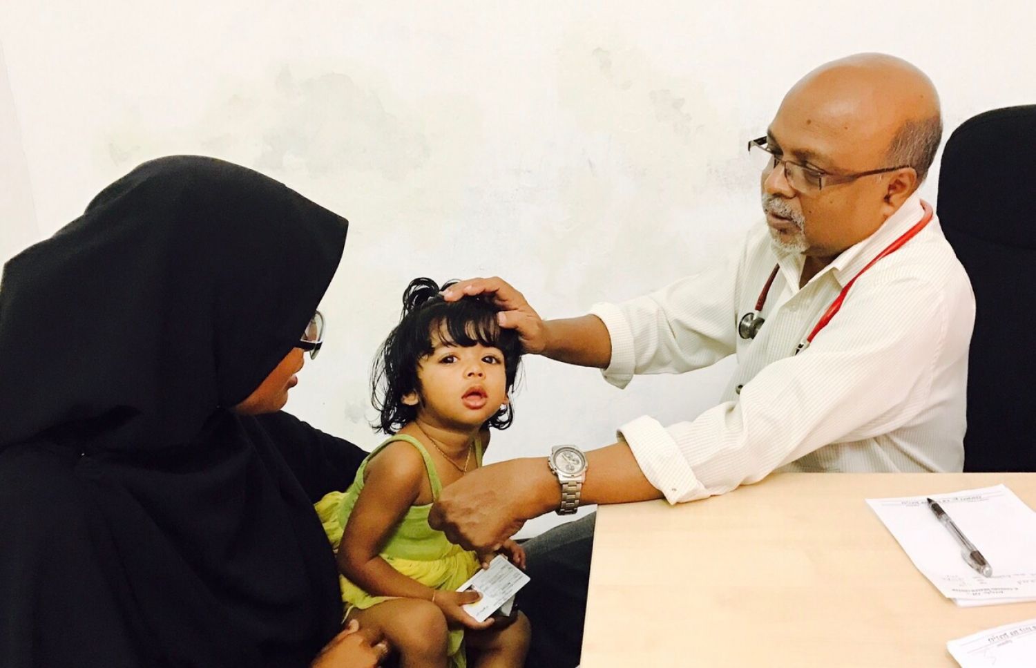 ފައިސަލް ފައުންޑޭޝަނުން ގާފަރުގައި މިއަދު ކުރިޔަށް ގެންދިޔަ މެޑިކަލް ކޭމްޕްގައި ކުޑަ ކުއްޖަކަށް ޑރ. އަބްދުﷲ އަފީފް ފަރުވާ ދެއްވަނީ. ފޮޓޯ: ފައިސަލް ފައުންޑޭޝަން