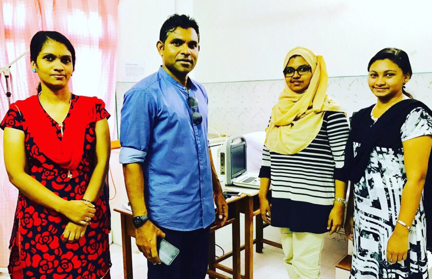 ފައިސަލް ފައުންޑޭޝަނުން މިއަދު ގާފަރުގައި ކުރިޔަށް ގެންދިޔަ މެޑިކަލް ކޭމްޕްގައި ޑޮކްޓަރުންނާއެކު މެމްބަރު ފައިސަލް: ކާށިދޫ އާއި ގާފަރުގައި ކުރިޔަށް ގެންދިޔަ މެޑިކަލް ކޭމްޕްގައި 350 އަށްވުރެ ގިނަ މީހުންނަށް ފަރުވާ ދީފައިވޭ. ފޮޓޯ: ފައިސަލް ފައުންޑޭޝަން