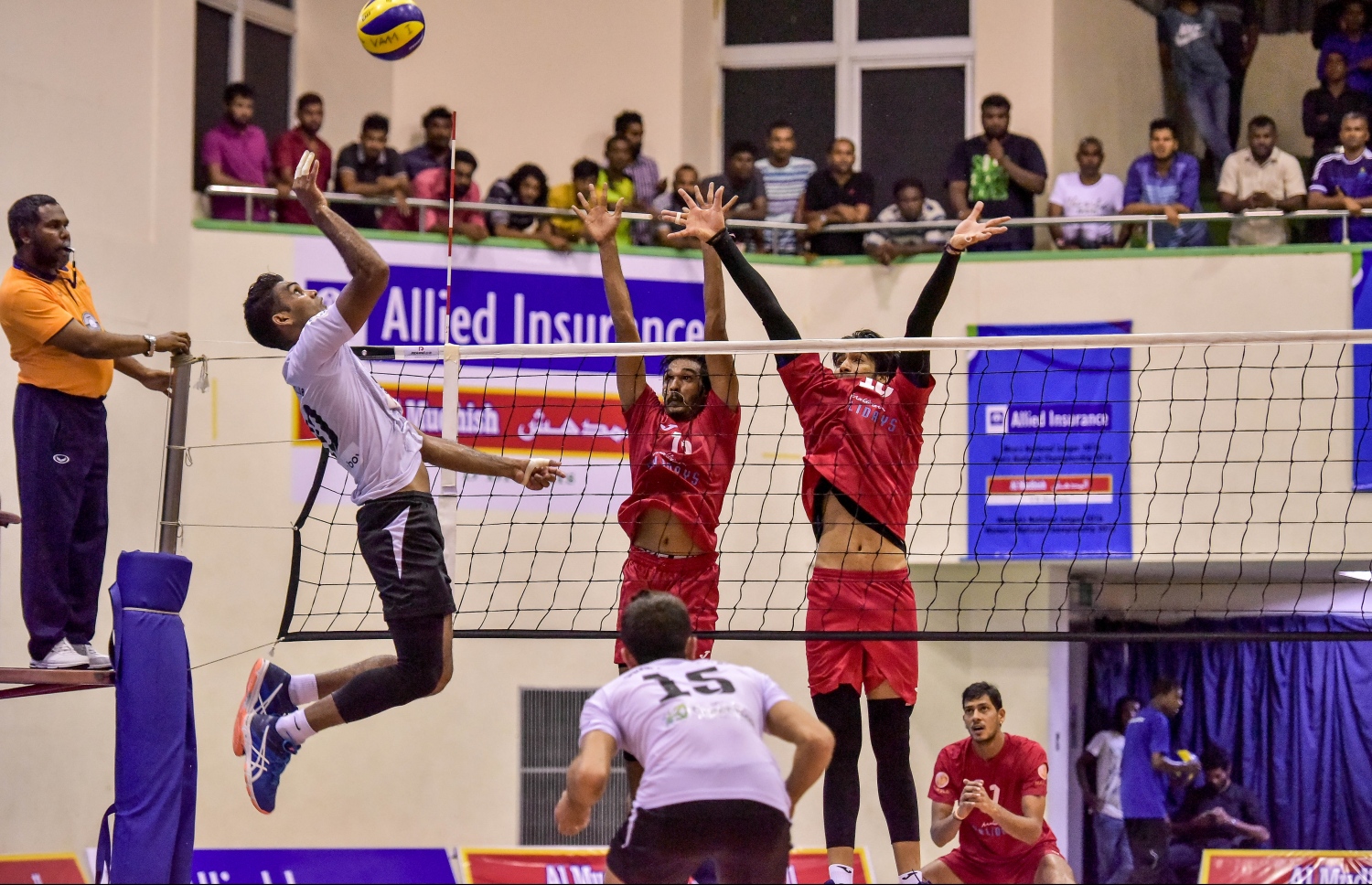 ސިފައިންގެ ޓީމުގެ ލޯންގޭގެ ޝޮޓެއް ބްލޮކްކުރަން މޯލްޑިވިއަންގެ ދެ ކުޅުންތެރިން ތައްޔާރުވަނީ. --ފޮޓޯ: ނިޝާން އަލީ/ މިހާރު