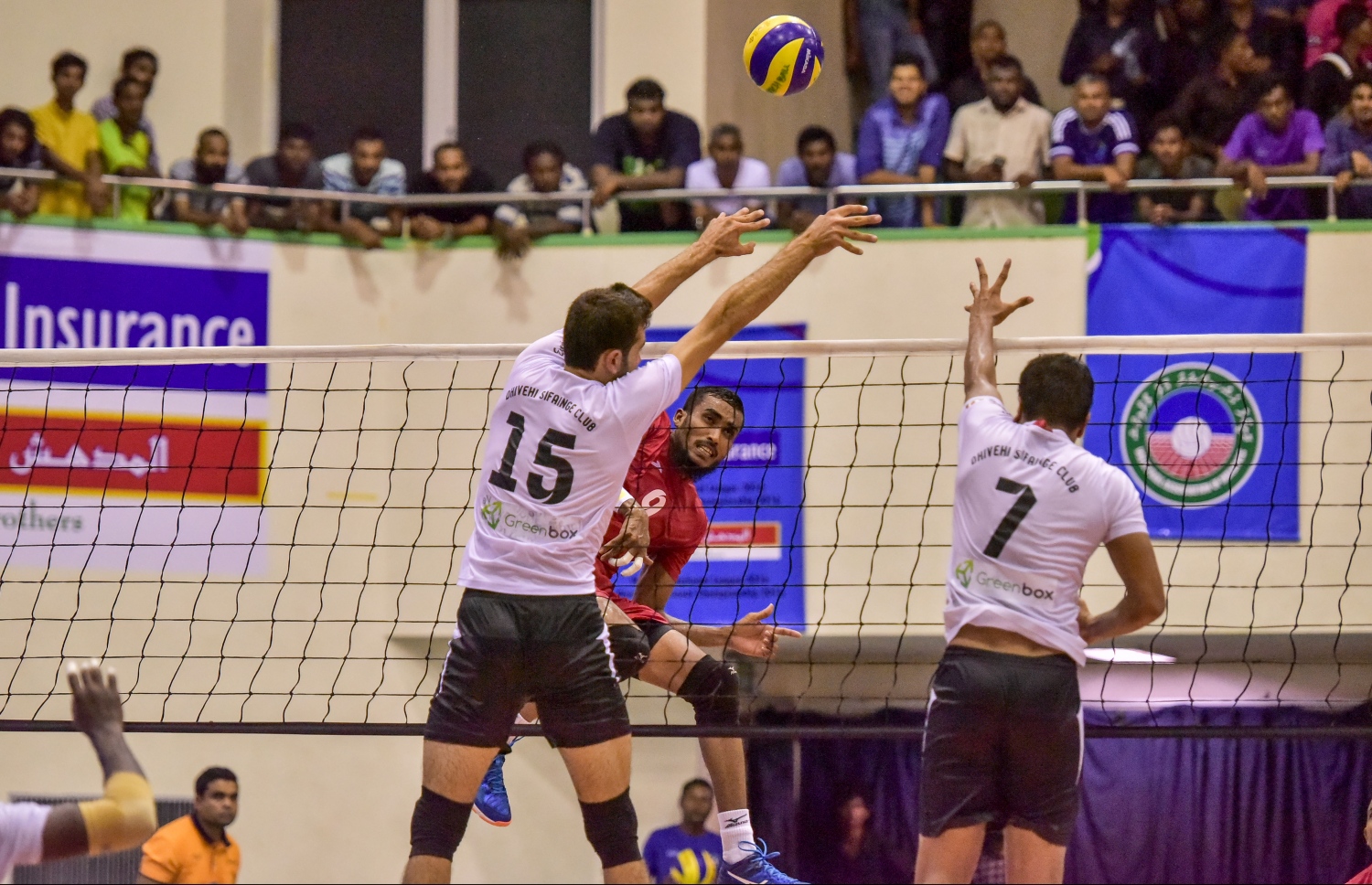 މޯލްޑިވިއަންގެ ސާޖިދުގެ ޝޮޓެއް ބްލޮކްކުރަން ސިފައިންގެ ދެ ކުޅުންތެރިން މަސައްކަތްކުރަނީ. --ފޮޓޯ: ނިޝާން އަލީ/ މިހާރު