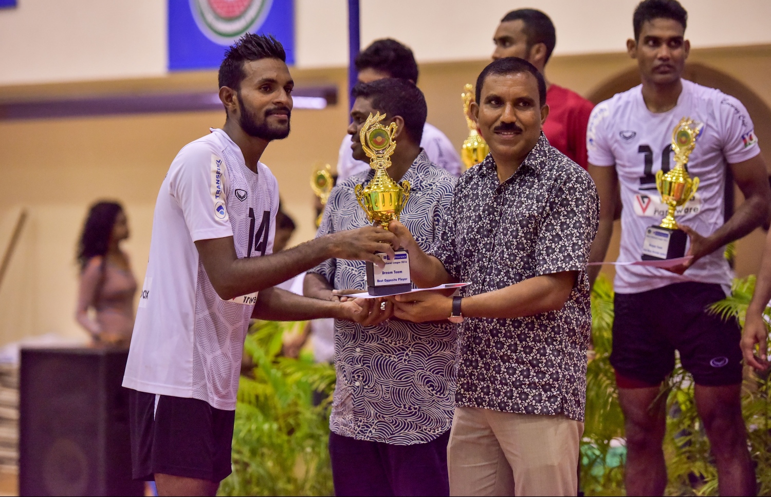 މުބާރާތުގެ މޮޅު ކުޅުންތެރިޔާ އާދަމް ނަސީމް (ވ) އަށް ސިފައިންގެ ކްލަބުގެ ރައީސް ކާނަލް އިބްރާހިމް ރަޝީދު އިނާމް ދެއްވަނީ. --ފޮޓޯ: ނިޝާން އަލީ/ މިހާރު