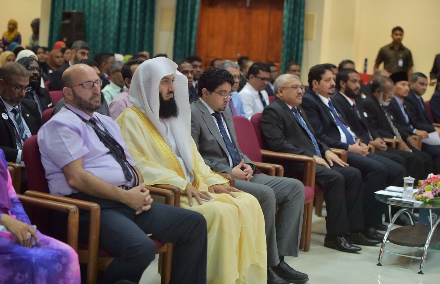 އިސްލާމިކް ޔުނިިވާސިޓީން ބާއްވާ ކޮންފަރެންސް ފެށުމުގެ ރަސްމިއްޔާތުގައި ބައިވެރިވަޑައިގަންނެވި ބައެއް ބޭފުޅުން.-- ފޮޓޯ: މުހައްމަދު ޝަރުހާން/ މިހާރު