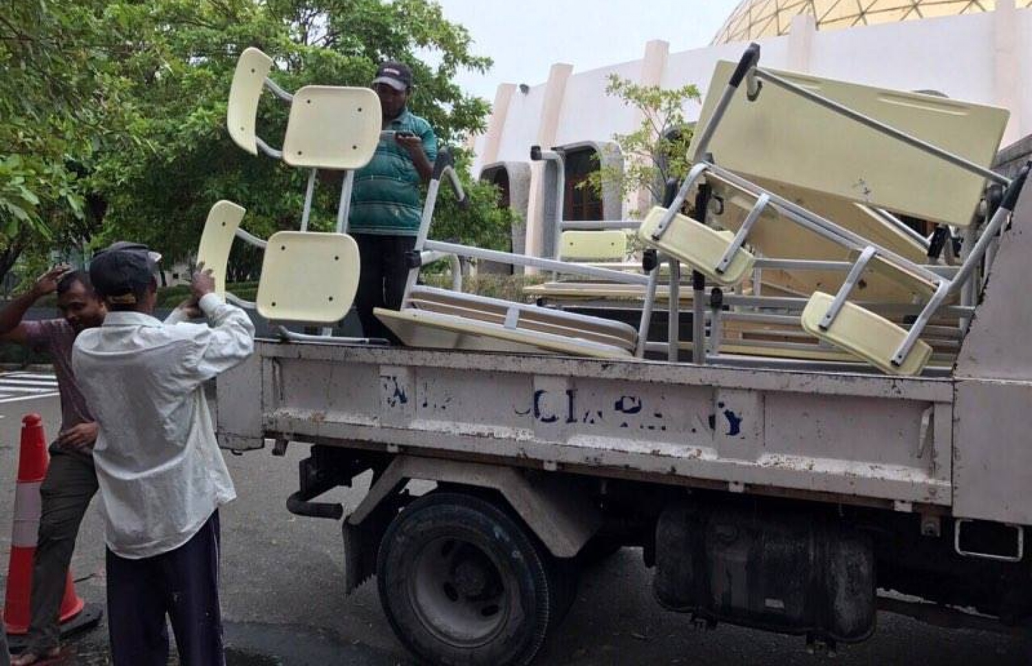 ލާލޭ ސްކޫލްގައި ހުރި ގޮނޑި އާއި މޭޒުތައް ލޮރީއަކަށް އަރުވައިގެން ގެންދަނީ: ލާލޭ ސްކޫލްގައި ހުރި ތަކެތި ހުސްު ކުރުމުގެ މަސައްކަތް ވަނީ ފަށާފައި.